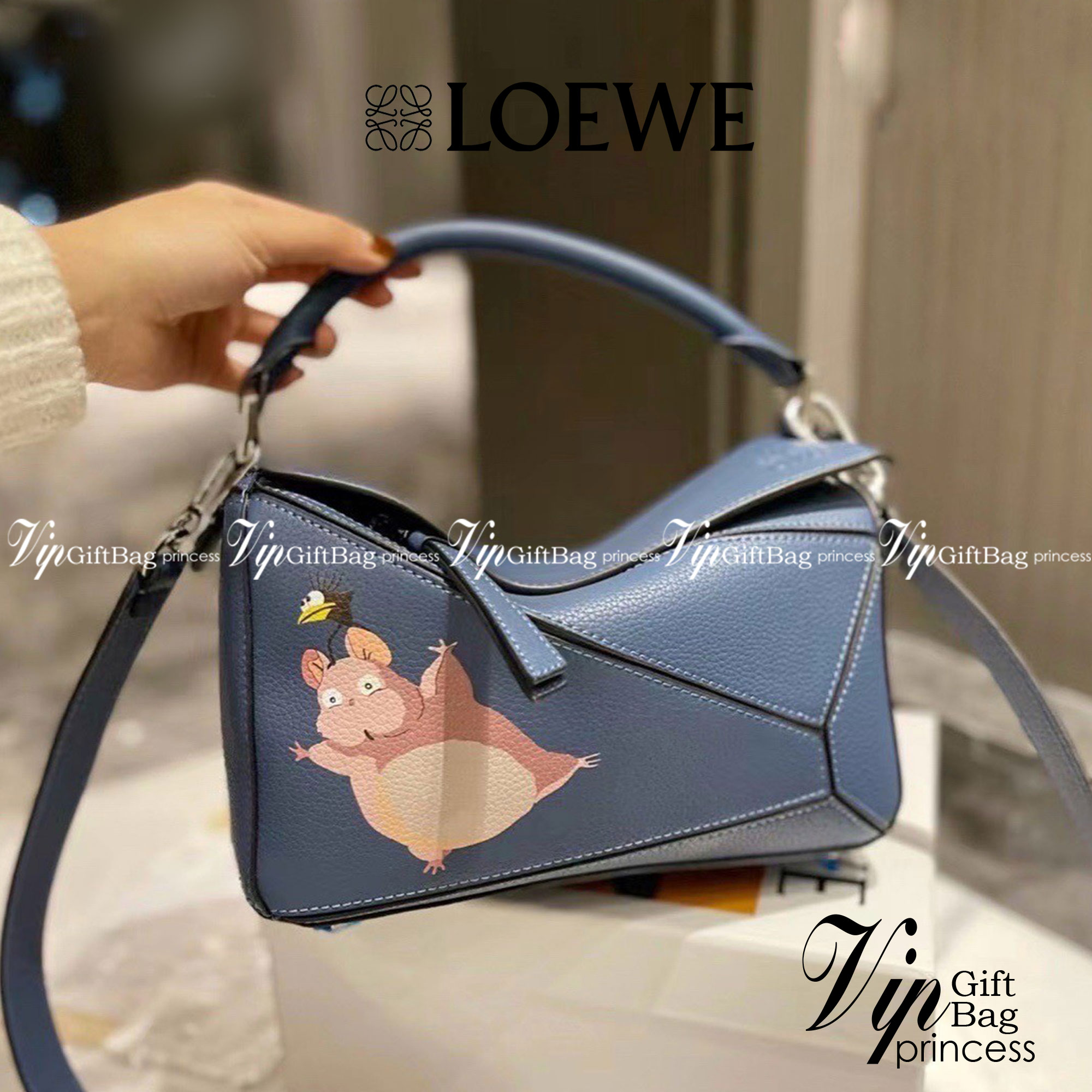 Loewe Puzzle Bag / Loewe X My Neighbor Totoro Puzzle bag การร่วมงานสุดคิวท์ที่น่าจับจอง สำหรับใครที่ชื่นชอบการ์ตูนแอนิเมชั่นญี่ปุ่นอย่าง My Neighbor Totoro การออกแบบคาแร็กเตอร์ที่ใครๆ ต่างก็บอกว่าน่ารัก ล่าสุดก็เป็นที่น่าตื่นเต้นอีกครั้ง เมื่อสตูติโอดังได