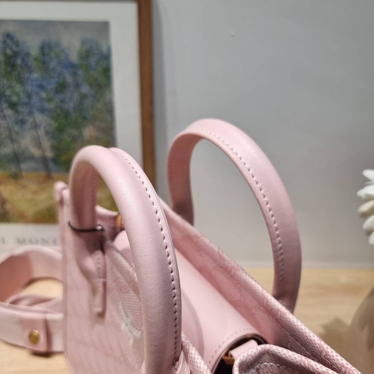 M.C.M HIMMEL SMALL TOTE IN LAURETOS คอลเลคชั่นใหม่ สีเข้าใหม่ ดีไซน์ละมุน น่ารักน่าใช้มากๆ ต้อนรับลวดลาย lauretos ไอคอนิกโมโนแกรมใหม่ ที่สวยแตกต่าง กระเป๋าทรงโท้ท โทนสีเรียบหรู