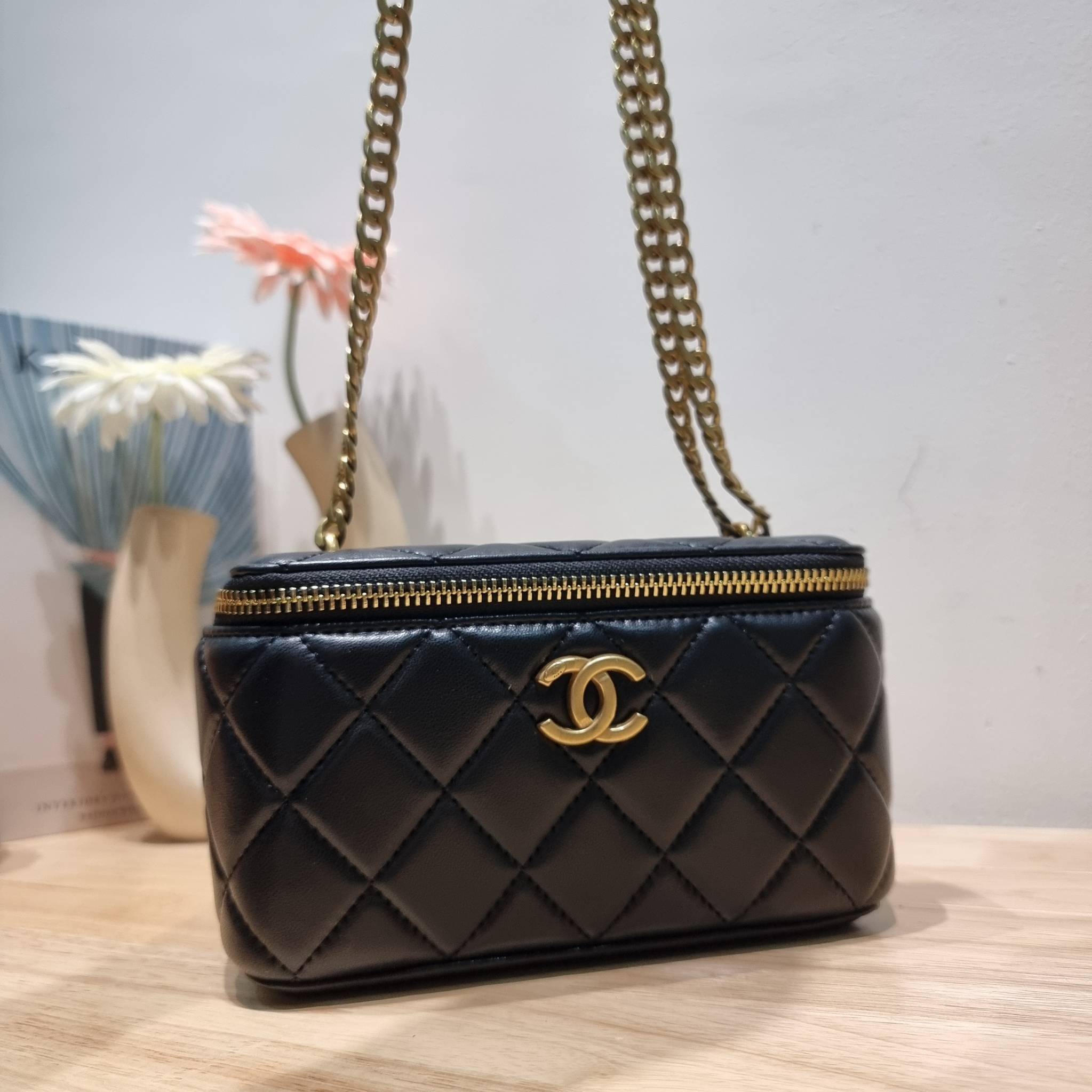 Chanel camellia vanity case bag พลาดไม่ได้เลยกับคอลสุดแซ่บ ดีไซน์ใหม่ 2023 นอกจากความคลาสสิคของรูปทรง ตัวอะไหล่ก็ยังปรับเพิ่มดีเทลความหรู