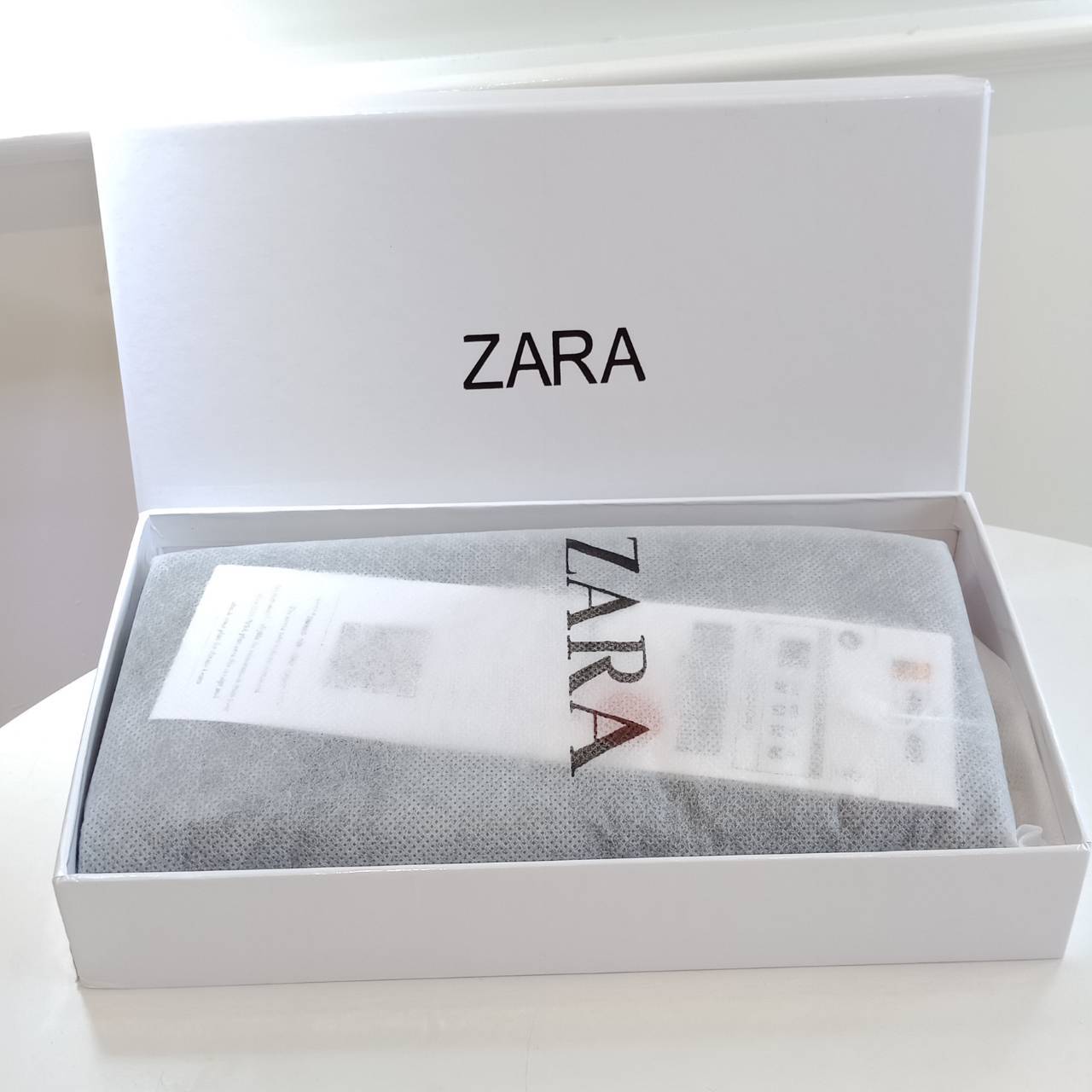 Restock! กระเป๋าสตางค์ยาว ZARA กระเป๋าสตางค์ใบยาวซิปรอบจาก ZARA Outlet หนังสีดำ ลายสวยไม่เหมือนใคร หนังนิ่มมือ ภายในมีโลโกอะไหล่ทอง มีช่องใส่บัตรหลายช่อง ใส่แบงค์ เหรียญ ได้ค่ะ ดีไซด์เรียบหรูหรือจะซื้อเป็นของขวัญ ใบนี้แนะนำเลยคะ!