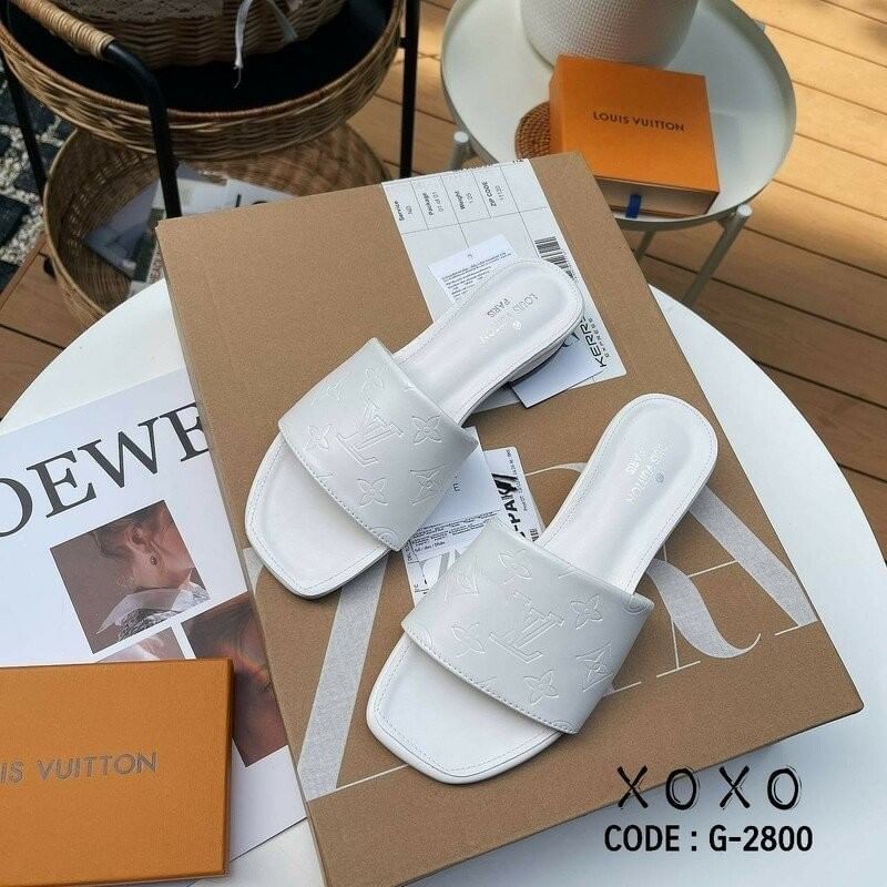 Louis Vuitton งานสวม งานปั๊มลึก โลโก้แบรนด์ มีส้นเล็กน้อยกำลังใส่สบาย งานชนช้อป ตอยนี้เลยคะ วัสดุหนังนุ่ม