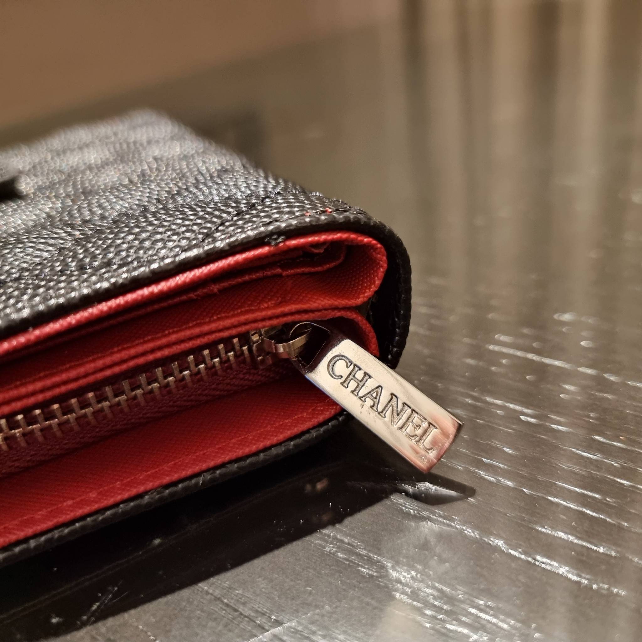 VIP 】หรูสุด ไม่ต้องพูดเยอะ!! HOT ITEM!! กระเป๋าสตางค์ใบกลางขนาดเหมาะมือ ดีไซน์ลุคผู้ดี สวยคลาสสิคจาก Chanel premium for gift วัสดุหนังลายคาร์เวีย ใช้งานง่าย เปิด-ปิดด้วยกระดุมแม่เหล็ก และซิปรูดช่องสำหรับใส่เหรียญ สะดวกมากๆ ภายในกระเป๋ามีช่องใส่บัตร ใส่ธนบ