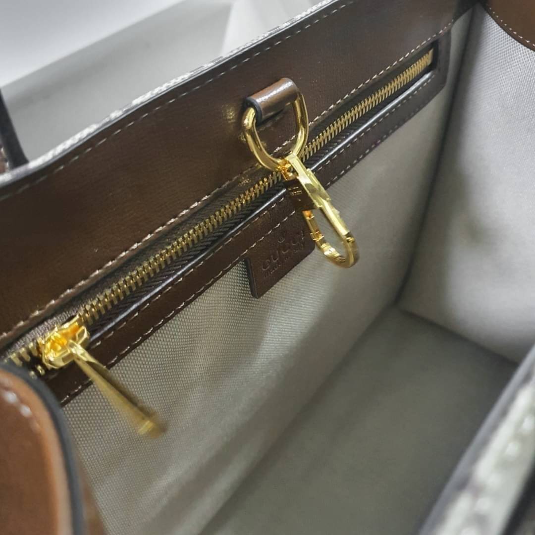 GUCCI FRAGRANCES CROSSBODY BAG VIP ORIGINAL 1:1 GIFT WITH PURCHASE (GWP) พรีเมี่ยมกิ๊ฟ Limited Edition จาก GUCCI PERFUME ใบใหญ่ทรง TOTE **ใส่ไอแพดได้ วัสดุ Geniune Leather หนังแท้ตัดผ้าแคนวาส ทรงเหลี่ยมสุดฮิต ดีไซน์สวยอยู่ทรง ภายในโล่งกว้าง มาพร้อมช่องซิป