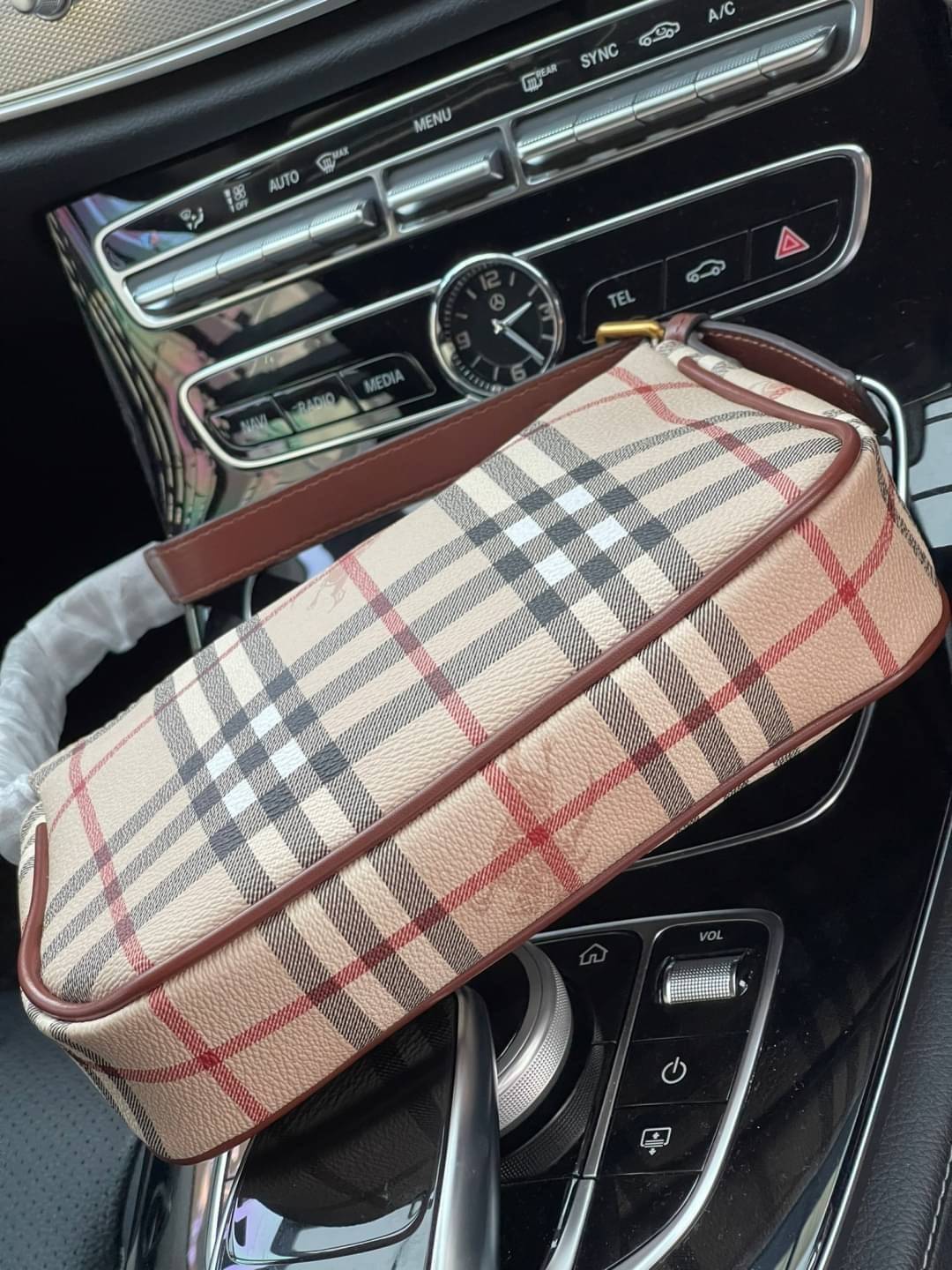 VIP 】Burberry Nova Check Small Shoulder Bag กระเป๋าสะพายไหล่ Vintage Check ที่ถือว่าเป็นสัญลักษณ์อันเก่าแก่ของแบรนด์ ภายในเป็นช่องโล่งกว้าง และมีคุณสมบัติการใช้งานที่ครบครัน อีกทั้งยังเปิด-ปิดง่ายด้วยซิปเดียว มีอะไหล่โลหะสีทองที่ช่วยให้กระเป๋าดูหรูหรามากย