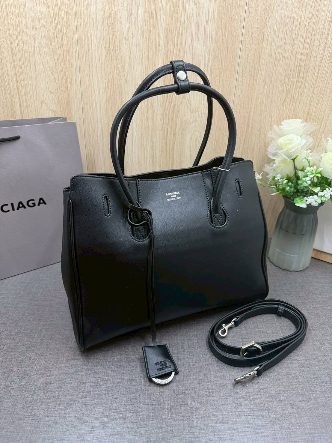 ORI หนังแท้ | Balenciaga Carry All Hampton Bag / Balenciaga Tote Bag 33cm กระเป๋าสะพายทรงโท้ท ภายในโล่งกว้าง ดีไซน์เรียบง่าย เรียบหรู