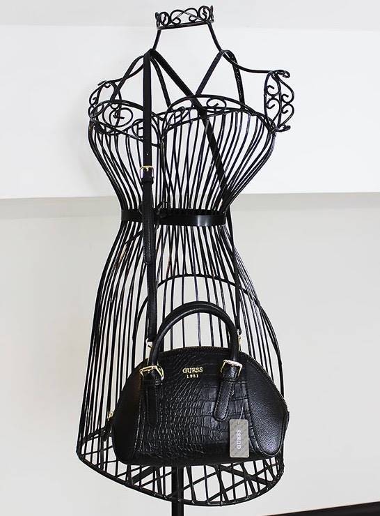 GUESS CROC SHOULDER BAG Best seller! กระเป๋าถือหรือสะพาย วัสดุ pu. ลาย Croc สวยหรูอยู่ทรง ขนาดกำลังดี เปิดปิดด้วยซิป ภายใน กว้าง ใส่ wallet ยาวได้ มีช่องซิป และช่องเล็ก หูหิ้วถอดได้ พร้อมสายสะพายยาวปรับได้ค่ะ