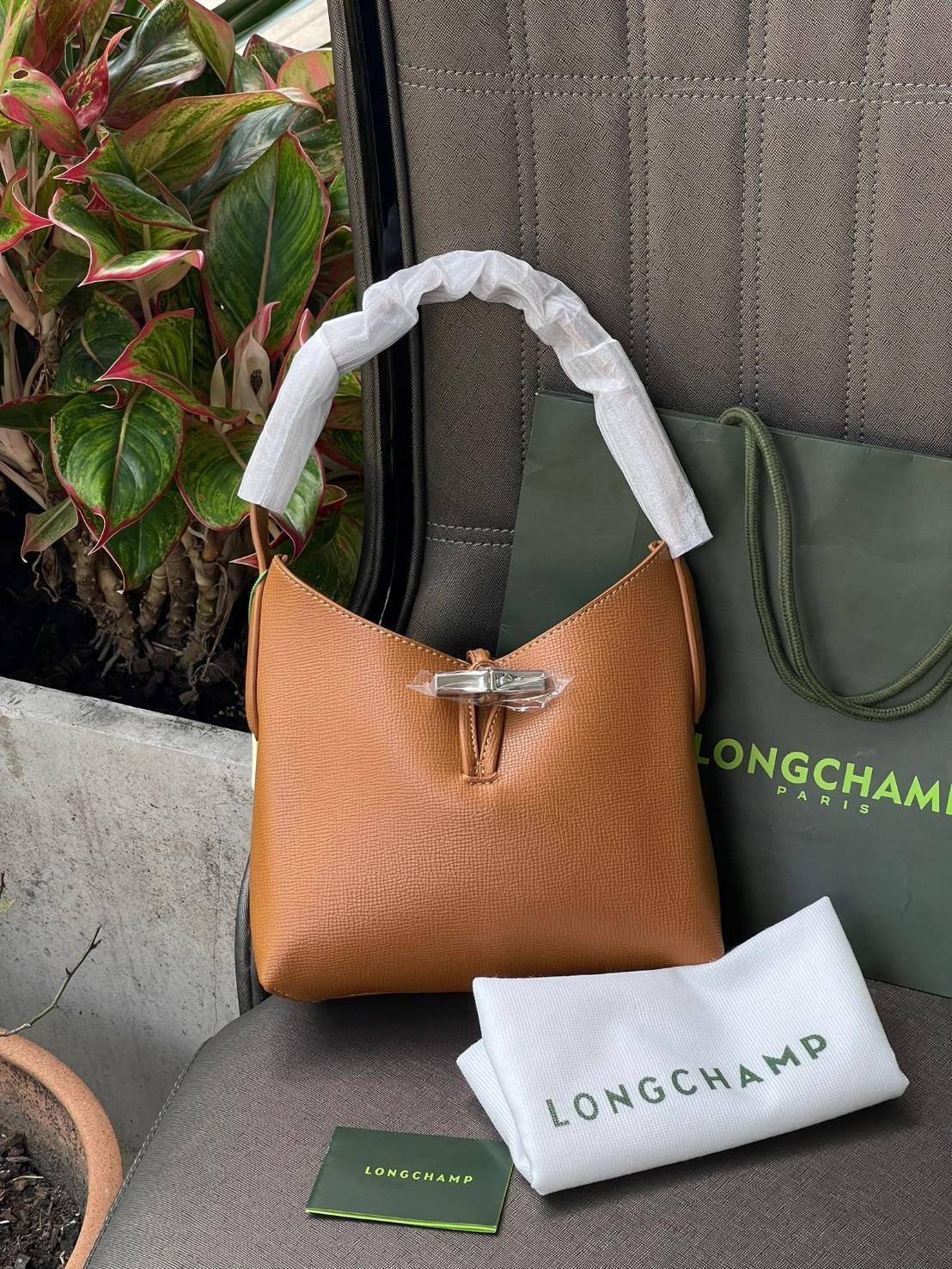 Longchamp ROSEAU Sac porté épaule XS กระเป๋าสะพายไหล่ซึ่งเป็นหนึ่งในแฟชั่นไอเทมที่สาว ๆ ส่วนใหญ่จะต้องมีไว้ใช้งานกันอย่างน้อยคนละหนึ่งใบแน่นอน ใช้งานสะดวก คล่องตัว ทั้งยังมีดีไซน์ให้เลือกหลากหลายตั้งแต่แบบหรูหรา น่ารักสดใส ไปจนถึงเรียบโก้ ให้คุณเลือกหยิบม