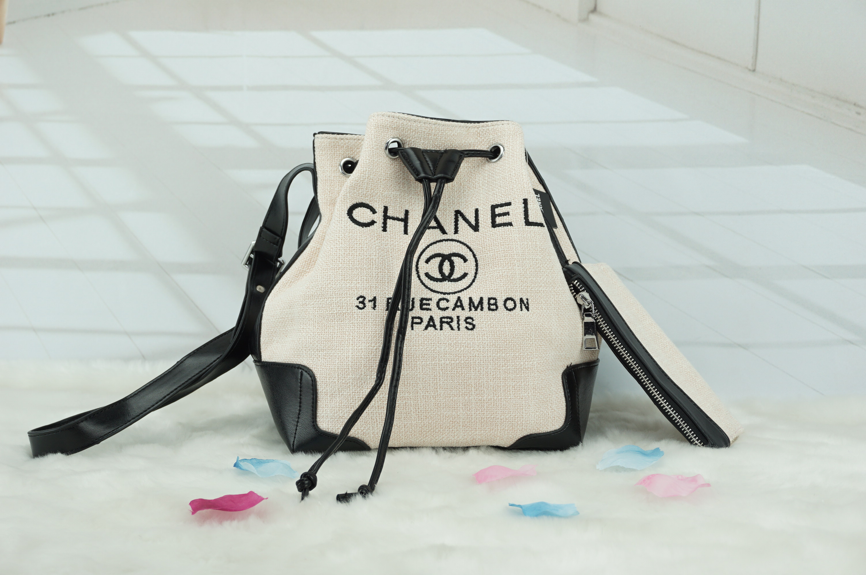 Chanel premium gift canvas ทรงขนมจีบเล็ก เป็นกระเป๋าสะพายข้าง สายสามารถปรับได้ มีกระเป๋าใบเล็กใส่เหรียญแยกจากใบใหญ่ สามารถถอดออกได้ ด้านหน้าปักโลโกแบรนสวยหรู มีสายรูดปิดกระเป๋า ด้านในมีช่องซิปเล็ก 1 ช่อง ฐานกระเป๋าเป็นหนังสีดำเป็นฐานรวมถึงมุมกระเป๋า
