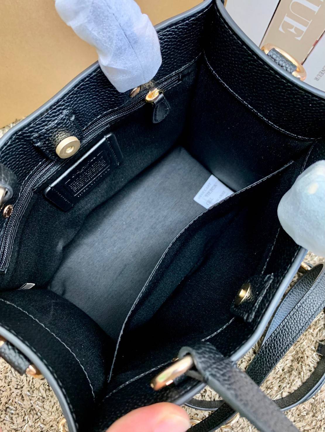 น่าใช้มากๆ สวยเกินราคาไปเลยจร้าา😘 COACH FIELD TOTE 22 SMALL BAG ((C5122)) พร้อมส่งความสวยที่ไทยค่ะ! กระเป๋าหิ้วหรือสะพายข้างได้ หนังแท้นิ่ม ใบจริงสวยมากๆเลยค่ะ ปากกระเป๋าแบบกระดุมแม่เหล็ก ภายในกว้างใส่ของจำเป็นของสาวๆได้เยอะเลย มีช่องซิปและช่องเล็