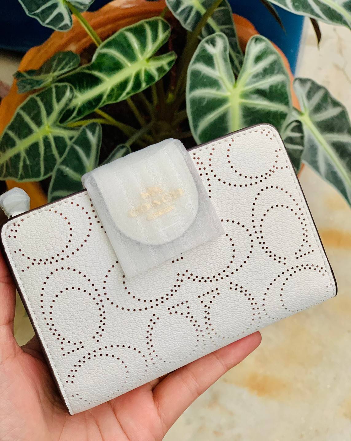 สวยมากๆ ห้ามพลาดเลยนะคะ! COACH MEDIUM CORNER ZIP WALLET IN SIGNATURE ((C4768)) พร้อมส่งค่ะ! กระเป๋าเงินใบขนาดกลางๆ กำลังดี หนังแท้ลายฉลุรูปตัวC ทั้งใบ สวยงามน่าใช้มากๆ ภายในมีช่องเสียบบัตรได้ถึง10ช่อง//ช่องใส่ธนบัตรหนึ่งข่องสามารถใส่แบงค์พันตามยาวได้เลยค่