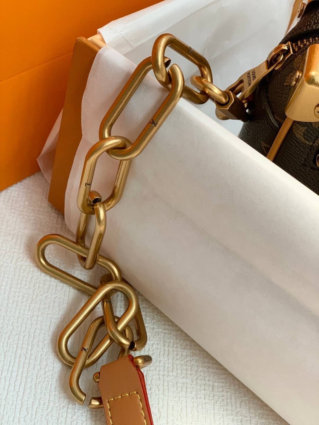 พรีเมี่ยมกิ๊ฟแท้ 100% 】หนังแท้ ไซส์มินิ สวย เท่ห์ รุ่นหายากมาก LOUIS VUITTON Mini Soft Trunk in Monogram Legacy Brown in Coated Canvas/Leather with Aged Gold-tone