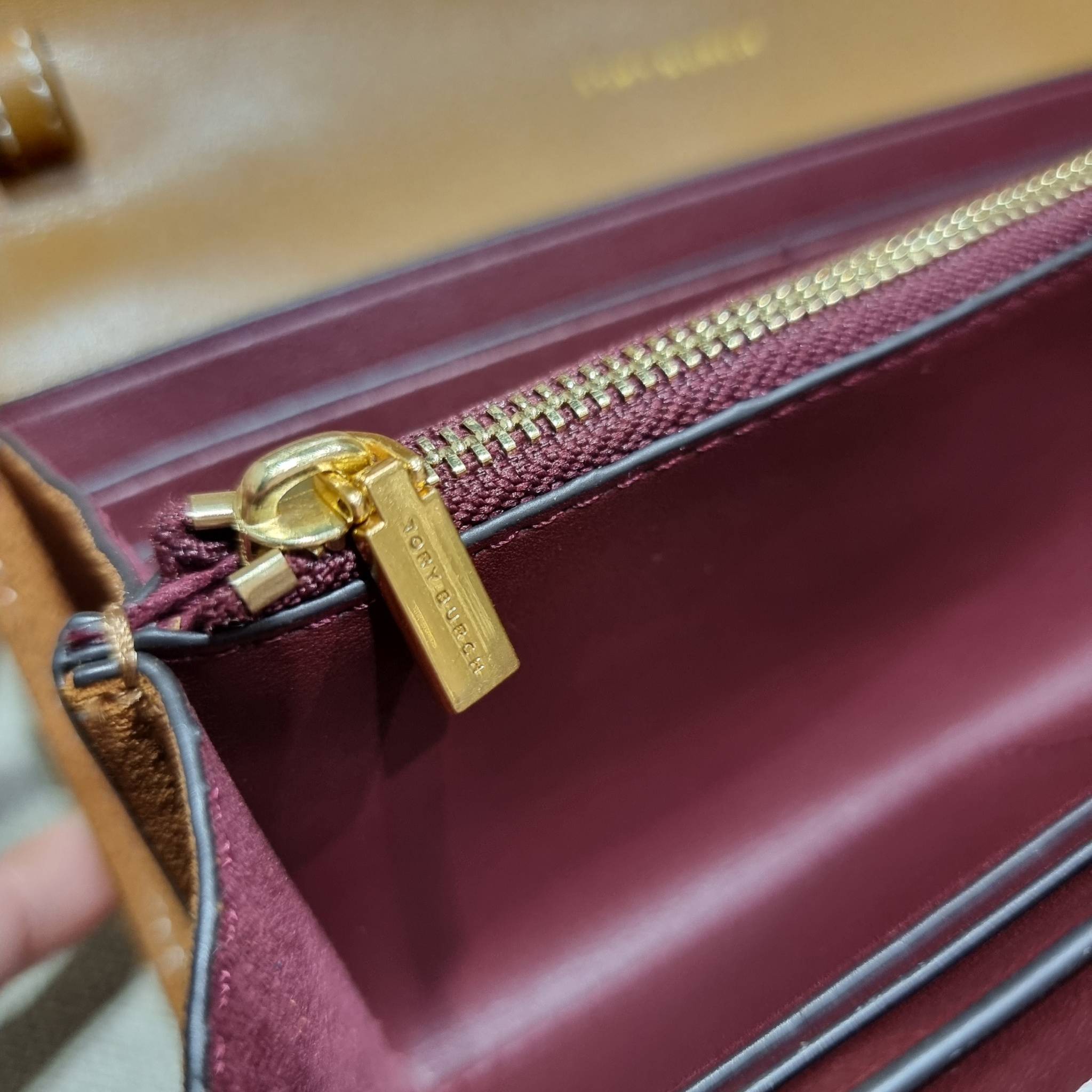 TORY BURCH T MONOGRAM JACQUARD CROSSBODY WALLET best seller ของคอลเลคชั่นนี้ ต้องไม่พลาด กับกระเป๋าสะพายกึ่งกระเป๋าสตางค์ ที่ช่วยให้ชีวิตง่ายขึ้น วัสดุผ้า jacquard ตัดสลับหนังแท้ เปิด-ปิดแบบฝาปิดแม่เหล็ก ภายในใส่ธนบัตรได้ มีช่องใส่บัตร และยังมีช่องซิปอีกด