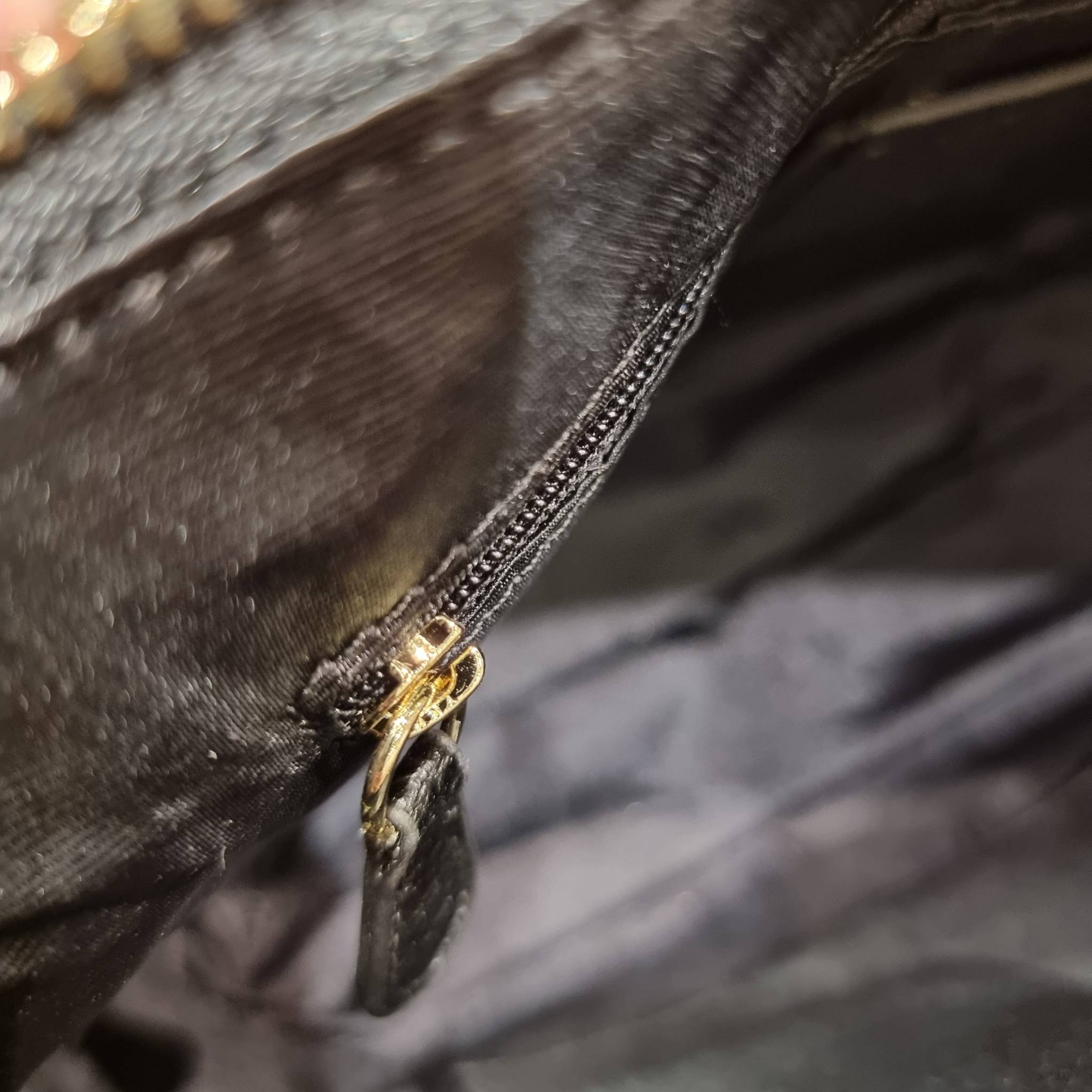 COACH F36675 SMALL KELSEY SATCHEL กระเป๋าถือ/สะพายข้าง ทรงพัดรุ่นคลาสสิค ขายดีทุกรอบ ด้วยรูปทรงที่สวย ใช้งานง่าน มีหูจับในตัว และสายครอสมาให้ วัสดุหนัง pepble สัมผัสดี (หนังจะมีรอยกดทับบ้าง ใช้งานเรื่อยๆหนังจะฟูขึ้นปกติ) เปิด-ปิดด้วยซิป รูดใช้งานง่าย ภายใ