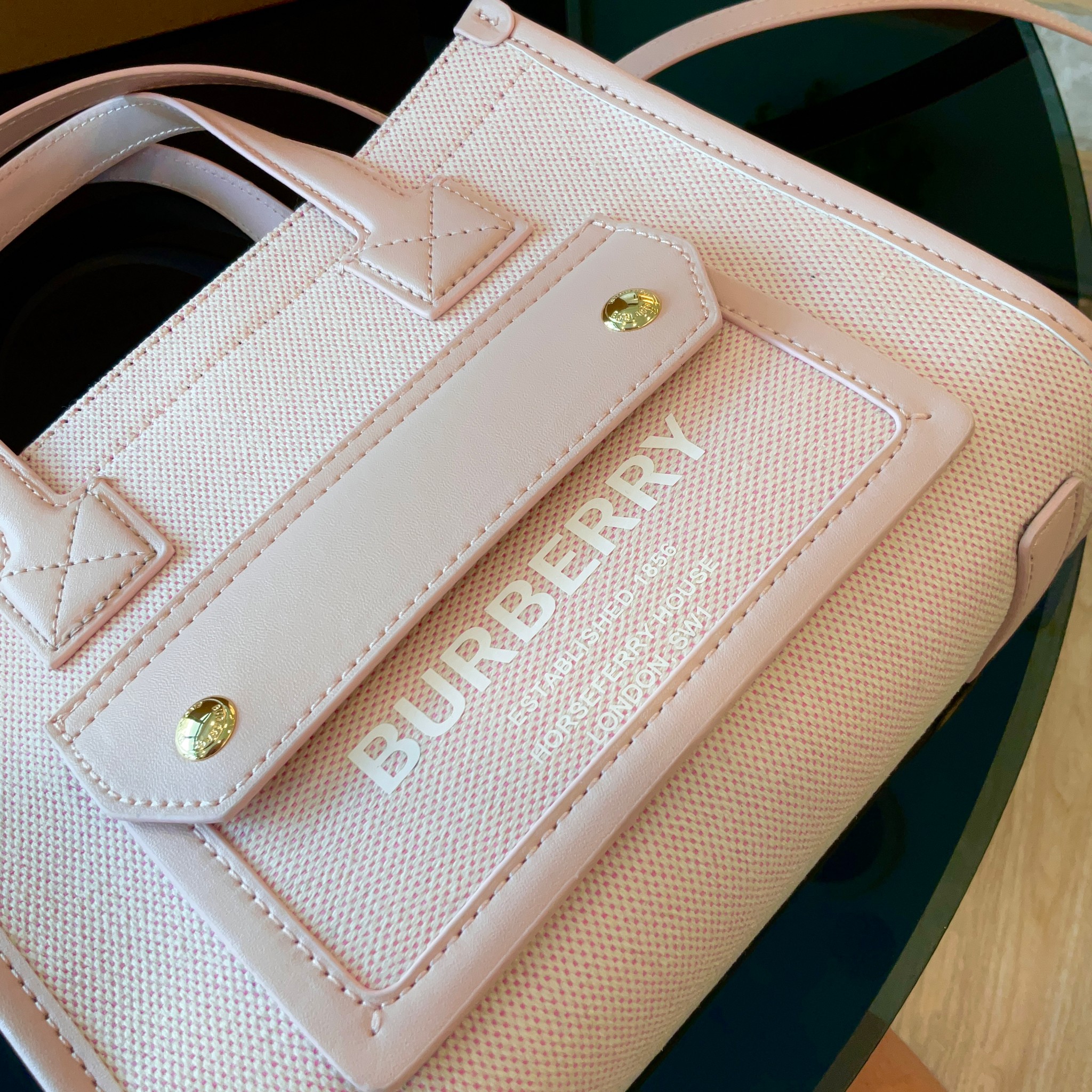 BURBERRY Mini Freya Tote in Bright Red/dusky Pink / BURBERRY FRAGRANCES MINI TOTE BAG ตัวกระเป๋าเป็นผ้าตัดหนัง Lambskin นิ่มสวยหรูดูดี สีสันพาสเทล💖🐻 **น่ารักมากๆ มีช่องกระเป๋าหน้าเล็กให้1ช่อง ภายในช่องหลักโล่งกว้าง
