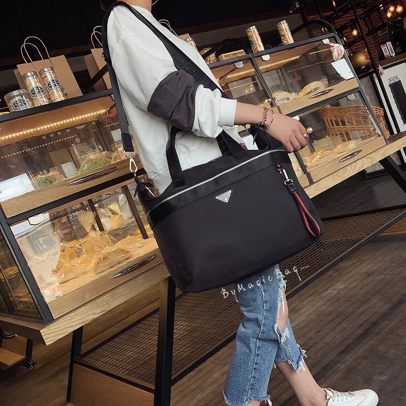 💕Prada💕 ใครกำลังมองหากระเป๋าใบใหญ่ ใส่ของเดินทางไปต่างจังหวัดได้ ขอแนะนำใบนี้เลยค่า เข้ากระแสมาก จุของได้เยอะสุดๆ งานติดโลโก้ ดูแพงมากๆ งานสวยผ้าไนล่อนอย่างหนา ดูมีราคาไม่ไก่กานะคะ สกรีนด้านหน้า อย่างดี สีไม่หลุดลอกง่าย น้ำหนักกระเป๋าเบา ใ