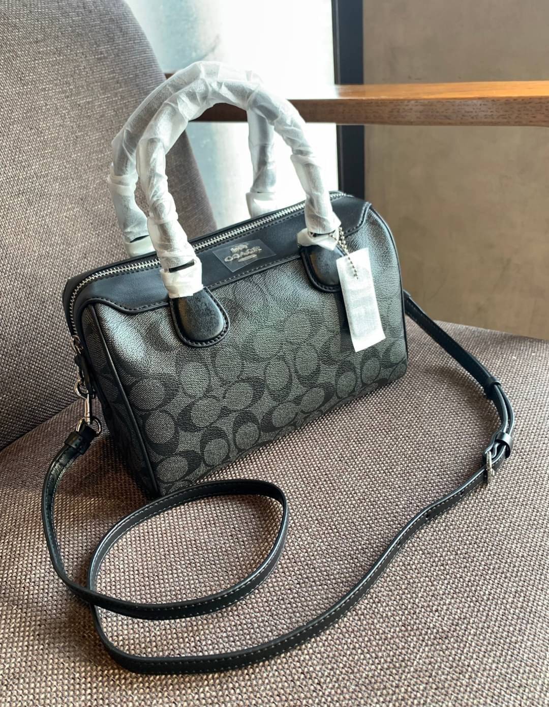 COACH NENNETT SATCHEL BAG((32203)) พร้อมส่งอีกครั้ง ห้ามพลาด! กระเป๋าทรงหมอน ทรงที่สาวๆต้องมีติดตัวไว้สักใบ! หนังแท้นิ่มสวยงาม เปิดปิดกระเป๋าแบบซิป ภายในกว้างสามารถใส่กระเป๋าเงินใบยาวได้ หรือของจำเป็นในชีวิตประจำวันของสาวๆได้หลากหลายเลยค่ะ มีช่องซิปและช่อ