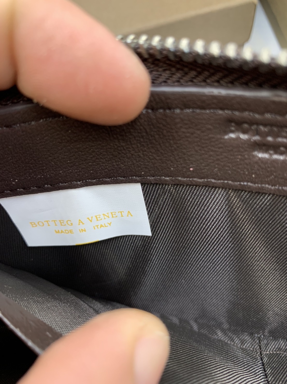หนังแท้ BOTTEGA VENETA LONG WALLET ZIP AROUND / BV Wallet / BV Long Wallet พร้อมส่งที่ไทย กระเป๋าสตางค์ใบยาวซิปรอบ งานหนังแท้ทั้งใบ รุ่นตามหา เป็นรุ่นยอดนิยม ใช้ได้ทั้งหญิงชาย คลาสสิกหยิบมาใช้งานได้บ่อยที่สุด ใช้ทนทานได้นานภาพสินค้าถ่ายจากงานขายจริง ใช้งา