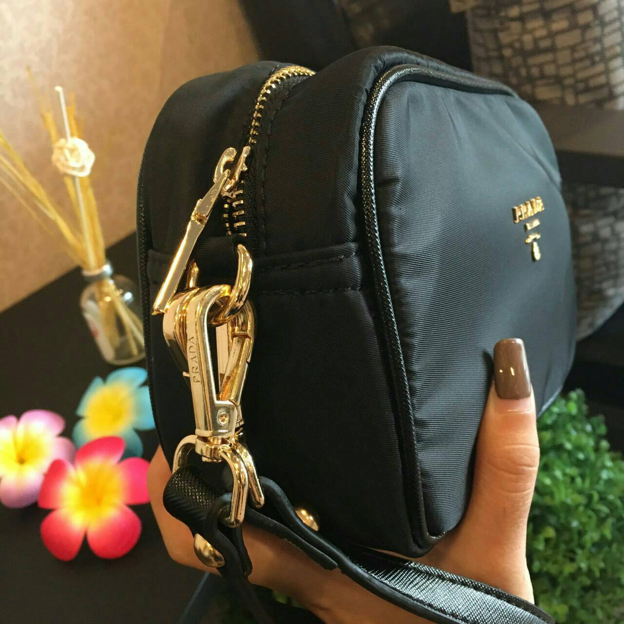 Best Seller อีกหนึ่งรุ่นในดวงใจแม่ค้าเลย♡ กระเป๋าอเนกประสงค์ จากแบรนด์ PRADA เป็นทรงสี่เหลี่ยม กระเป๋าเป็นผ้าไนล่อน ตามแบบฉบับของแบรนด์เลย ใบนี้มีสายยาว ปรับได้ free size เลยนะคะ เลิศมาก สามารถสะพายเป็น shoulder bag ได้เลย ขนาดกำลังดีค่ะ ใส่ของจุกจ