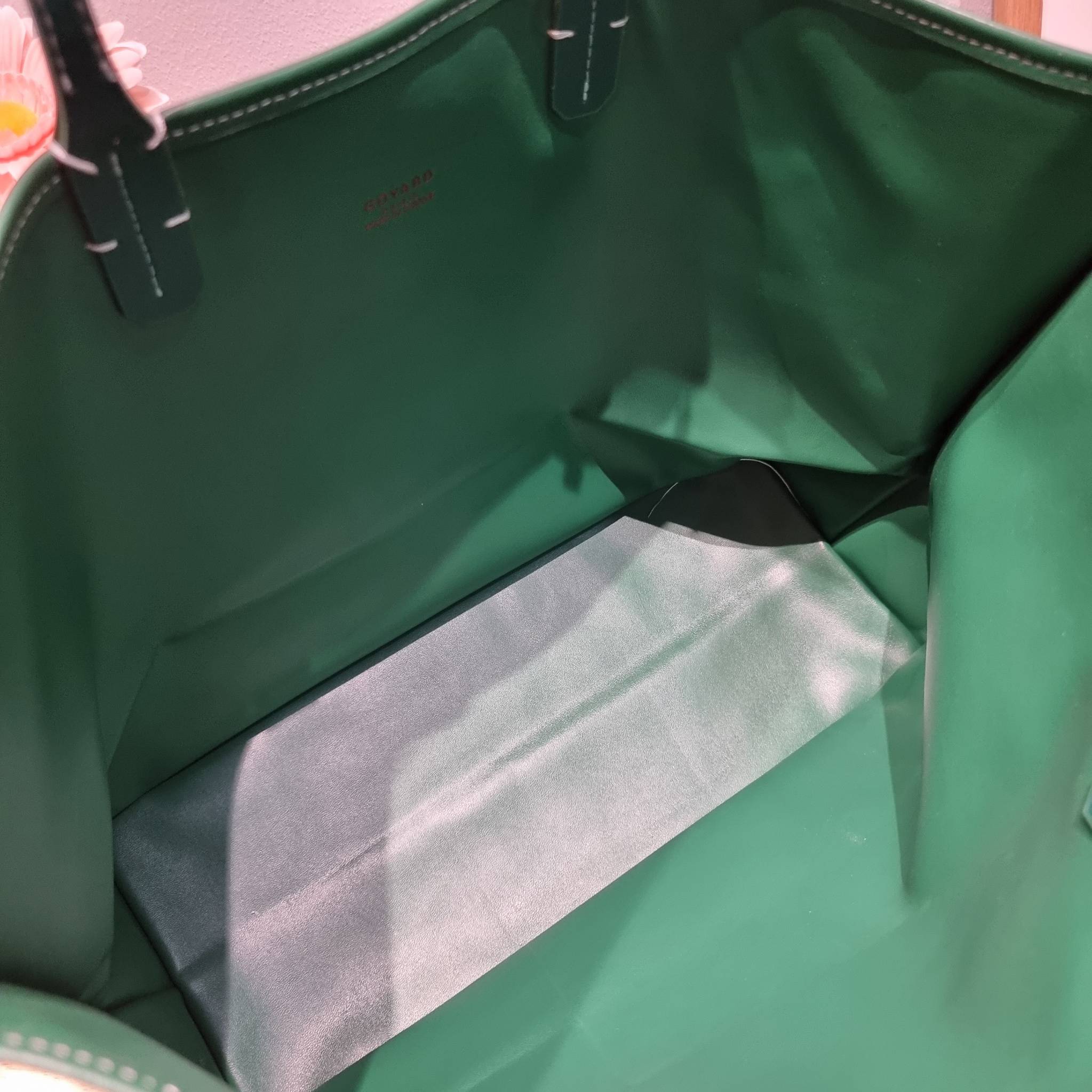 GOYARD ANJOU REVERSIBLE TOTE ฮอตไอเท็ม กับกระเป๋าสะพายทรงโท้ท ใบใหญ่จุใจ!! มาครบสีขายดี เลิศทุกสี รูปทรงคลาสสิค ดีไซน์เป็นเอกลักษณ์ ใช้งานได้หลากหลาย สามารถกลับด้านใช้ได้แบบไม่มีเบื่อ วัสดุหนังแคนวาสพิมพ์ลายสวยคม ภายในโล่งกว้างมาก