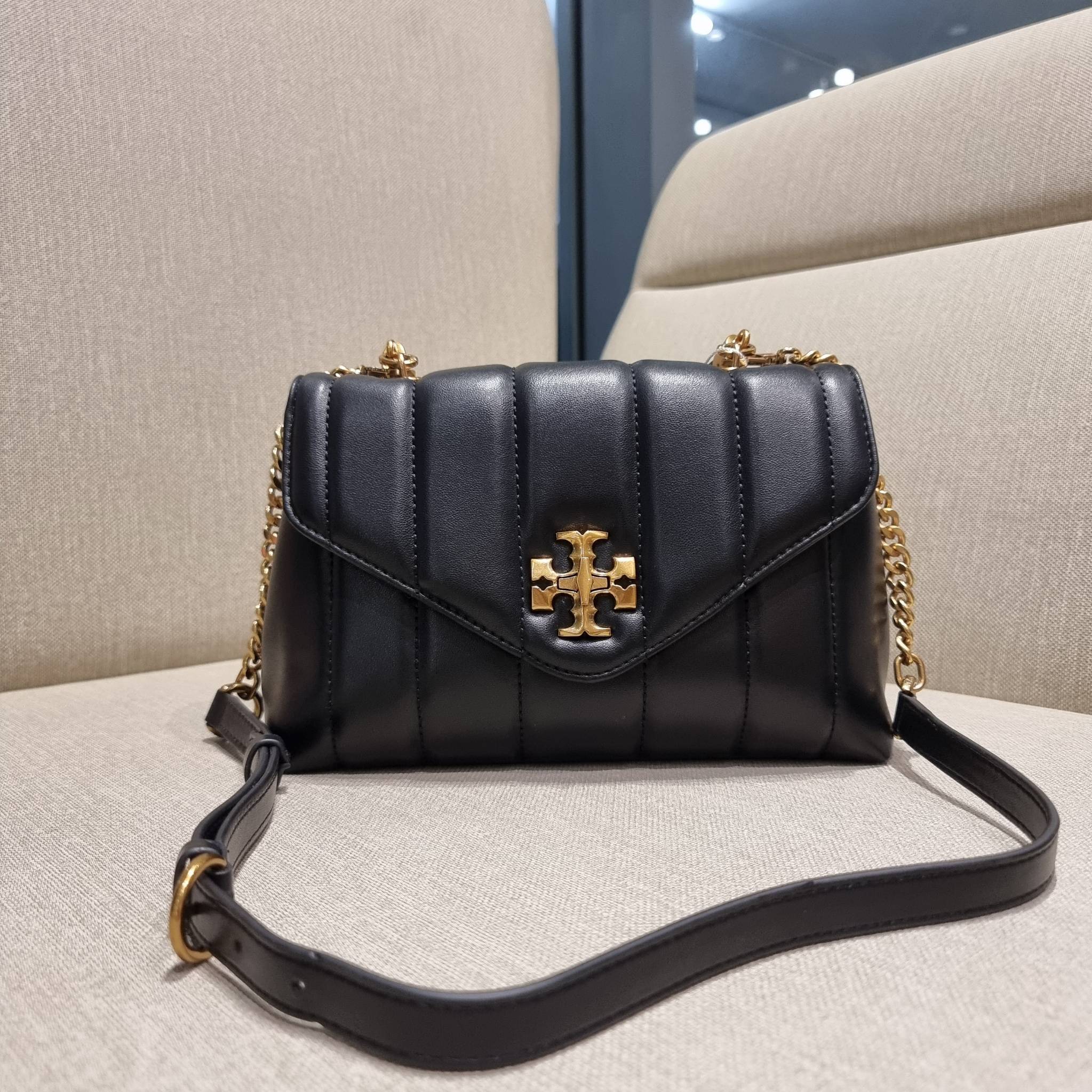 TORY BURCH KIRA QUILTED SMALL SATCHEL มาแล้วด่วนๆ!! กับคอลที่ปังไม่ไหว พร้อมเสิร์ฟสีคลาสสิค กระเป๋าถือ/สะพาย ทรงสวย สะพายคล่องตัว หนังแท้ ดีไซน์บุนวม เส้นคมสวยหรู วัสดุหนังแกะ สัมผัสดีงาม นิ่มมือ เปิด-ปิดด้วยอะไหล่บิดล็อค ภายในเป็นช่องโล่ง มีช่องซิป ใส่ขอ