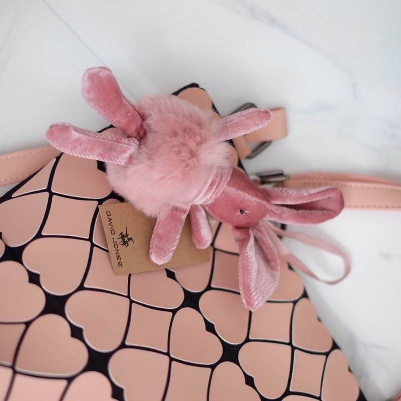 รุ่นขายดี สีใหม่ ‘ (flamingo)Flamingo ‘ ( ชมพูนม เนื้อ Matte ) !! น่ารักปรอทแตก รุ่น Over Heart💕 ลาย หายาก ปรับทรงได้ 2 แบบ สวยรับประกันเลยค่า ( แถมฟรี !! Bunny DV 🐰สุด คิ้ว ) 👉🏻👉🏻กระเป๋า จากแบรนด์ David Jon