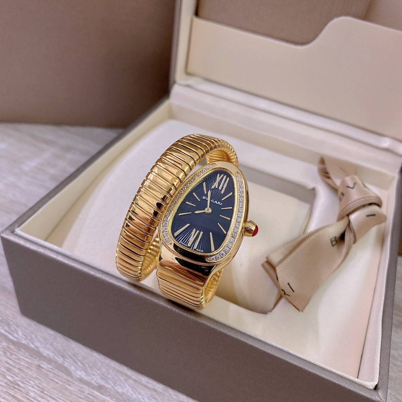 BVLGARI SERPENTI WATCH 24mm 26mm นาฬิกาบุลการี รุ่นหน้าปัดล้อมเพชร นาฬิกาผู้หญิง ภาพสินค้าถ่ายจากงานขายจริง