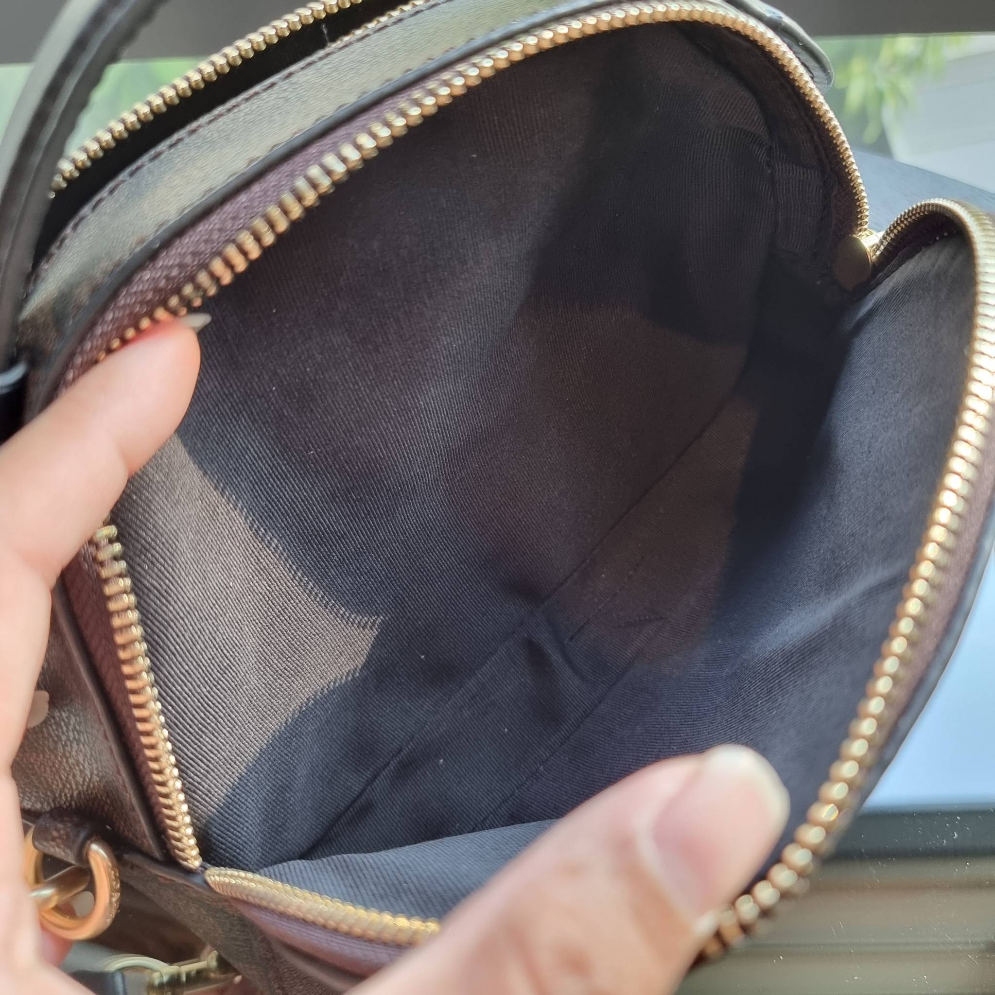 OUTLET 】COACH 1591 SERENA SATCHEL IN SIGNATURE CANVAS กระเป๋าสะพายคอลเลคชั่นยอดฮิต ดีไซน์ลุคผู้ดี ต้องยกให้น้องใบนี้เลย!! จัดสีขายดี สีลุคคุณหนูมาให้ สวยตาแตก!! วัสดุหนังแคนวาส เปิด-ปิดด้วยซิป 2 ช่องหลัก ภายในเป็นช่องโล่ง เก็บของได้แบบสบายๆ ใส่มือถือได้ทุ