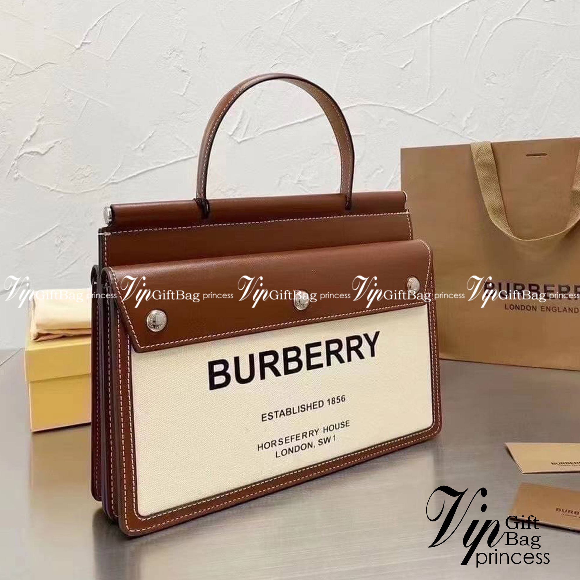 BURBERRY Horseferry Print Title Bag with Pocket Detail กระเป๋าสะพายโทนสีผู้ดี ดีต่อใจ ใบใหญ่กำลังดี จุของได้เยอะ ยิ่งใช้ หนังยิ่งสวย สายยาวถอด หยิบใช้ได้ทุกวัน ทุกโอกาสเลยคร้าาา งานจริงสวยคุ้มเกินราคา