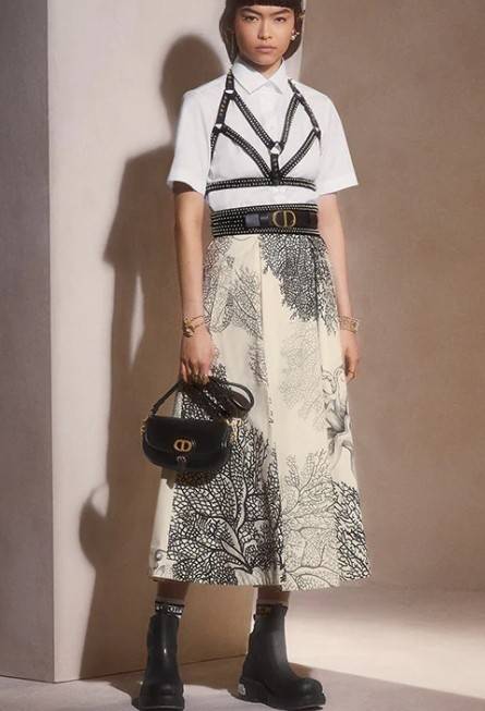 DIOR BOBBY EAST-WEST BAG (GWP) พรีเมี่ยมกิ้ฟ Limited Edition กระเป๋าสะพายขนาดกระทัดรัด น่ารักมากมาย วัสดุหนังแท้ (Calfskin) อะไหล่ทอง ตกแต่งด้านหน้ากระเป๋าแบบหัวเข็มขัด ประดับโลโก้ CD ด้านหลังสกรีนตัวอักษร "30 MONTAIGNE" มีช่องสำหรับเก็บของหนึ่ง