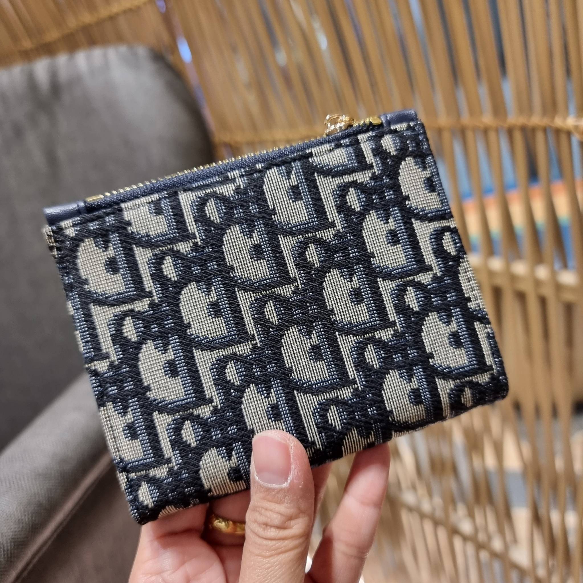 VIP 】CD MULTI WALLET WITH GWP กระเป๋าสตางค์ขนาดเหมาะมือ กำลังสวย พรีเมี่ยมกิ๊ฟจากเคาน์เตอร์ ดีไซน์แบบพับ ใช้งานง่าย พร้อมช่องซิปในตัว วัสดุผ้าแคนวาสปักลาย สลับหนังแท้ภายใน ภายในมีช่องใส่บัตร ใส่ธนบัตรได้ สะดวกใช้มากๆ มาพร้อม box set ในราคาที่ถูก พร้อมส่งต