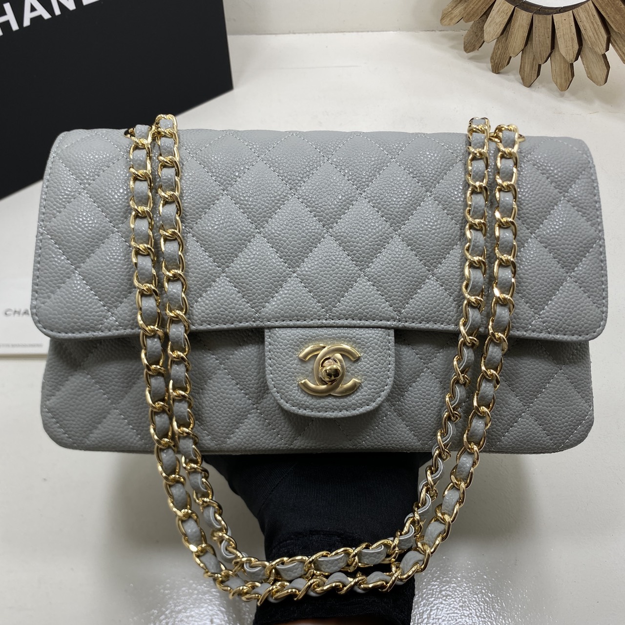 ORI หนังแท้ | CHANEL Classic Medium Flap Bag 25cm กระเป๋าสะพายคลาสสิกรุ่นยอดนิยมตลอดกาล ดีไซน์เรียบหรูหราขับผิว งานหนังแท้ อะไหล่ทองหรูหรา สุดยอดเดอะเบสท์ไอเท็ม