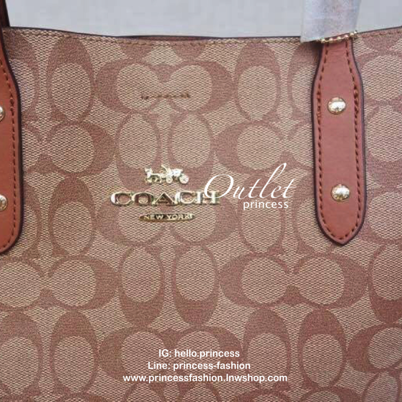 Coach Town Tote In Signature Canvas กระเป๋าขนาดใหญ่ จุของได้จำนวนมาก สะพานข้าง ภายในกว้าง เปิดปิดด้วยกระดุ ภายในมีช่องซิปขนาดกลาง 1 ช่อง ใส่ของได้จำนวนมาก สามารถสะพายไปเที่ยว ไปทำงาน ได้สบาย ห้ามพลาดกันเลย