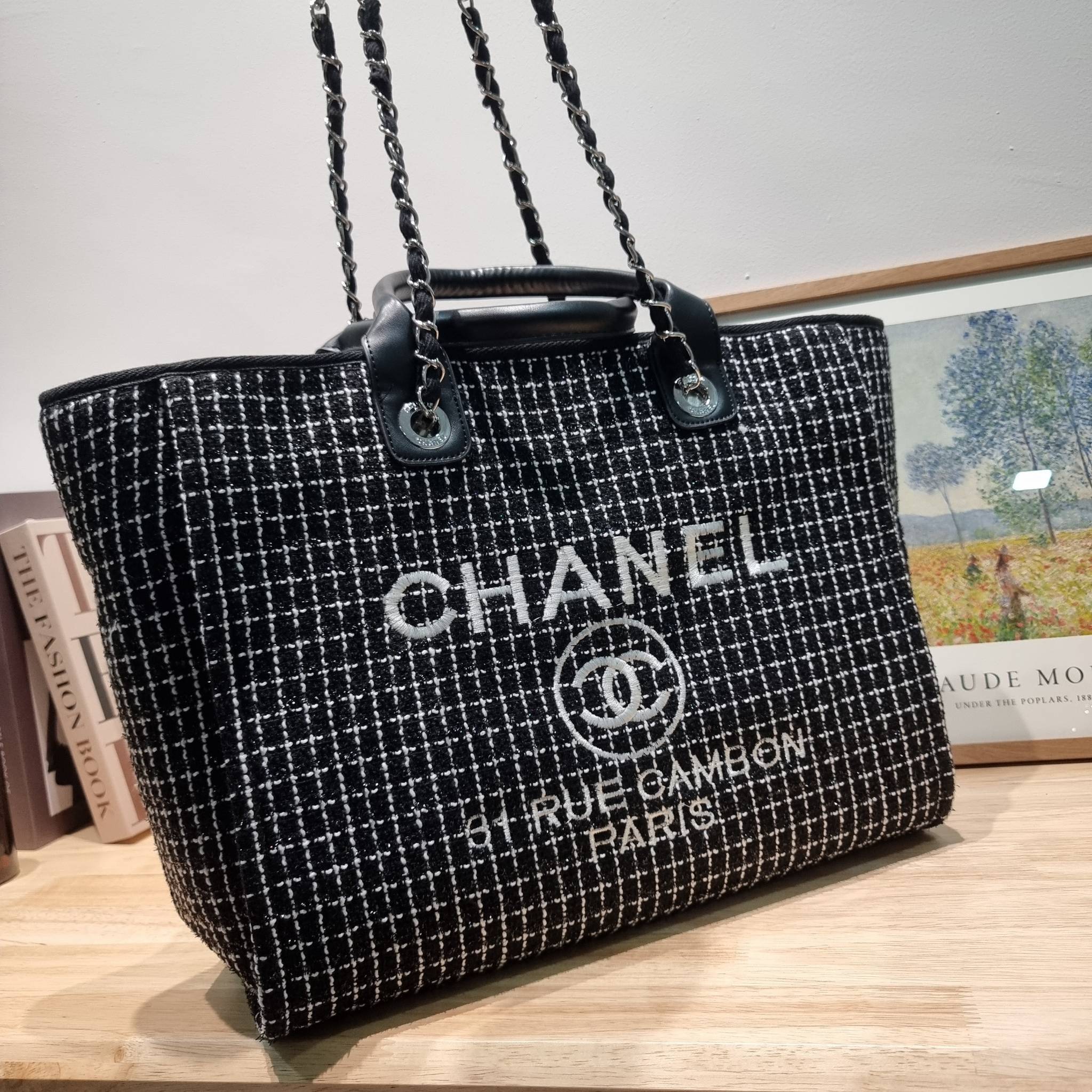 CHANEL LARGE TOTE BAG / CHANEL DEAUVILLE TOTE / CHANEL TOTE BAG กระเป๋าสะพายผ้าทวิต ทรงโท้ทใบใหญ่ ต้อนรับเทศกาลท่องเที่ยวช่วงสิ้นปีนี้ ใครมองหากระเป๋าสะพายไปเที่ยว ใบนี้น้องตอบโจทย์แน่นอน ด้วยดีไซน์โทนสีที่ใช้ได้กับทุกโอกาส และขนาดกว้างที่จุของได้แบบไร้กั