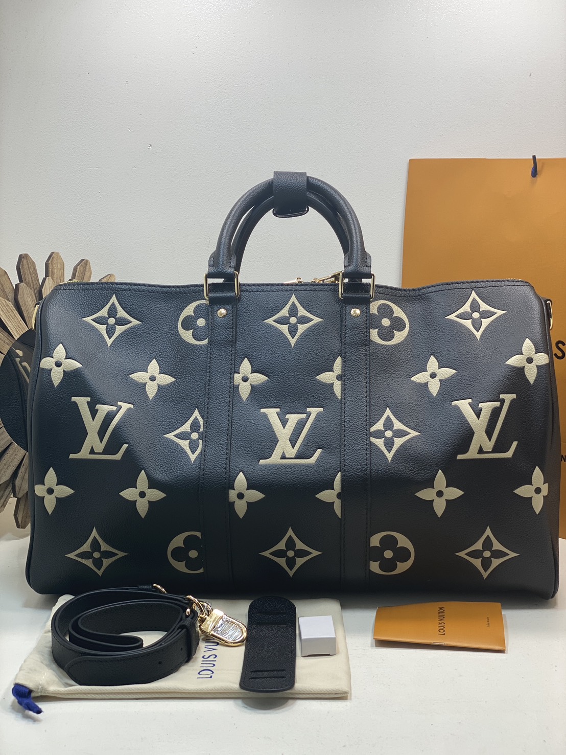 TOP ORI หนังแท้ | LV Keepall Bandoulière 45 bag กระเป๋าสะพายใบใหญ่ หนัง Empreinte ลาย Monogram Flower และสัญลักษณ์ LV ขนาดโอเวอร์ไซส์โทนสีอ่อน หนังโทนสีกลมกลืนกันแมตช์กับฮาร์ดแวร์สีทองบริเวณแถบด้านข้าง