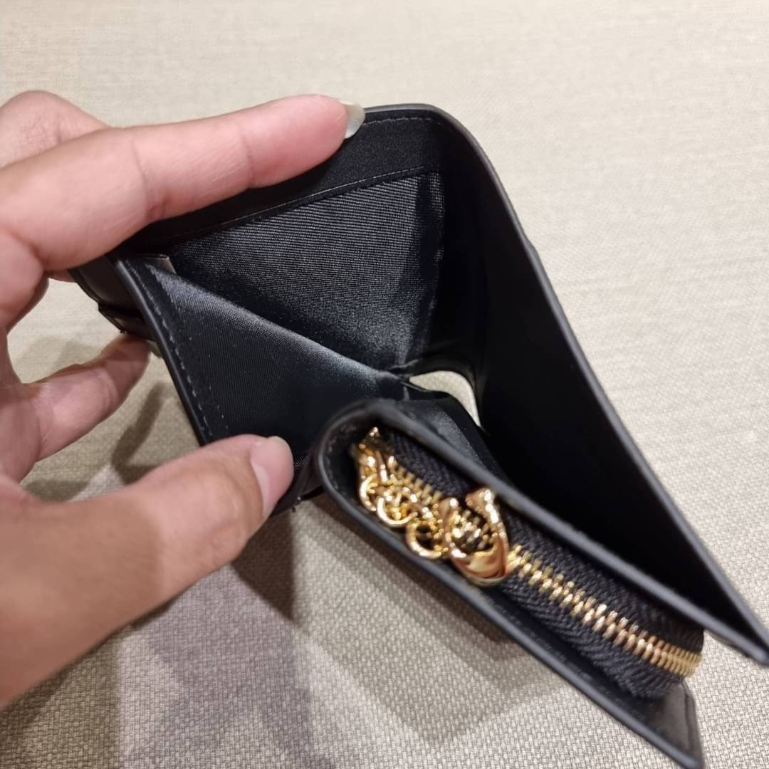 C4591 C4592 COACH COACH x PEANUTS SNAP WALLET IN SIGNATURE CANVAS WITH SNOOPY PRINT / WITH WOODSTOCK PRINT กระเป๋าสตางค์ใบเล็ก ขนาดกำลังเหมาะ ดีไซน์น่ารักอีกแล้วจ้า ♥️ มันน่ารักน่าใช้มาก โดดเด่นด้วยลายคอลเลคชั่นยอดฮิต วัสดุหนังแคนวาสเคลือบลาย เปิด-