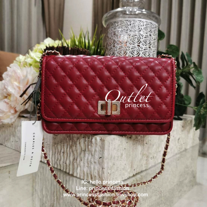 BEST SELLER! CHARLES & KIETH MINI CLUTCH BAG กระเป๋าสะพายทรงคลัชรุ่นยอดนิยมดีไซน์คลาสสิควัสดุหนังนิ่มลายตารางสวยอยู่ทรงขนาดมินิสไตล์ Chanel เปิดปิดด้วยตัวล๊อคแบบบิดอะไหล่ทอง ด้านหลังประดับโลโก้แบรนด์สวยดูดี มาพร้อมสายสะพายโซ่ร้อยหนัง Crossbody ได้สามารถซ้