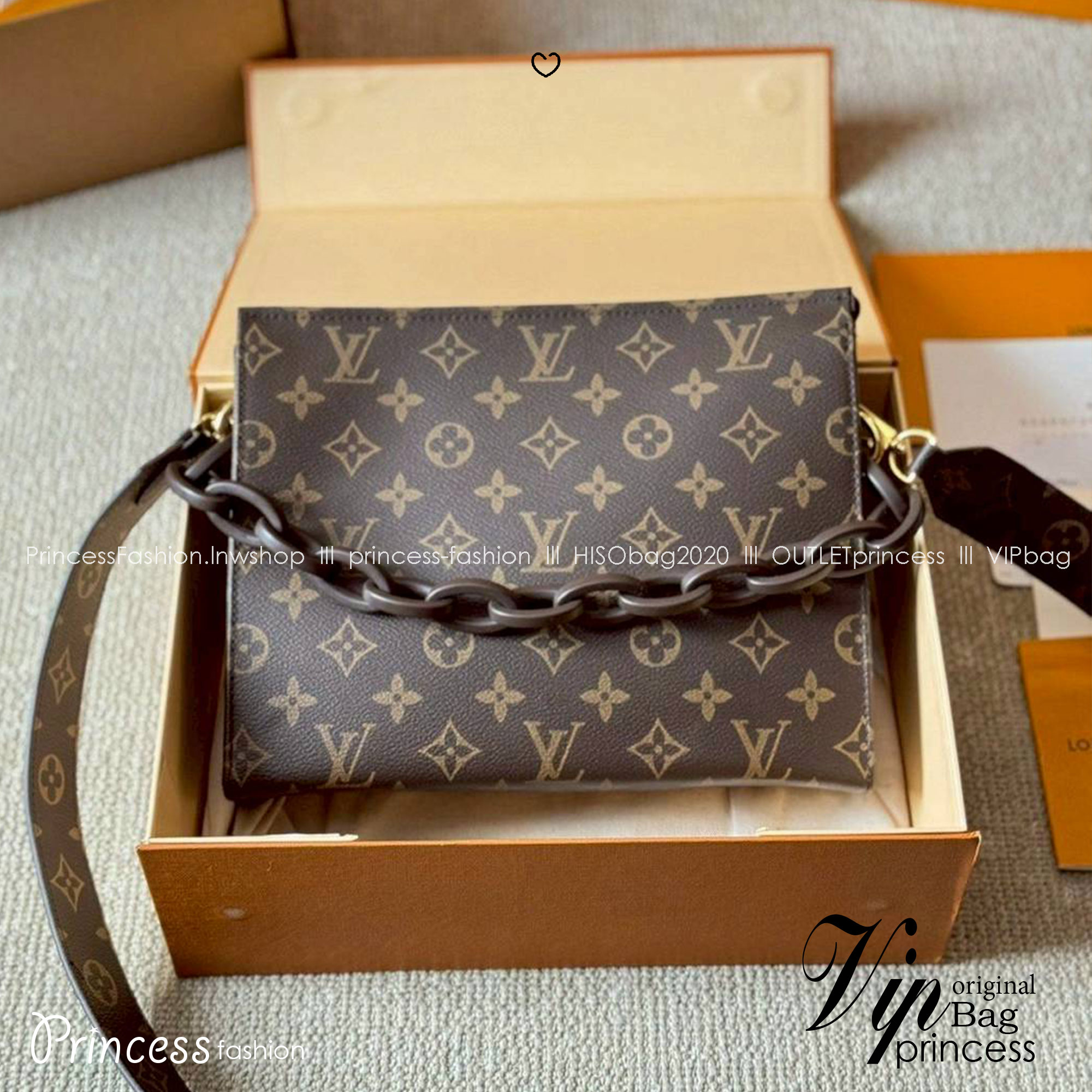 LV Poche Toilette Monogram Canvas / LV Clutch กระเป๋าถือทรงคลัช/ทรงพอช พร้อมสายสะพายถอดได้ ใช้ได้ทั้งชายหญิง โดดเด่นด้วยสายโซ่ใหญ่ตกแต่ง ด้วยรูปทรงกะทัดรัดใช้งานได้อย่างสะดวก