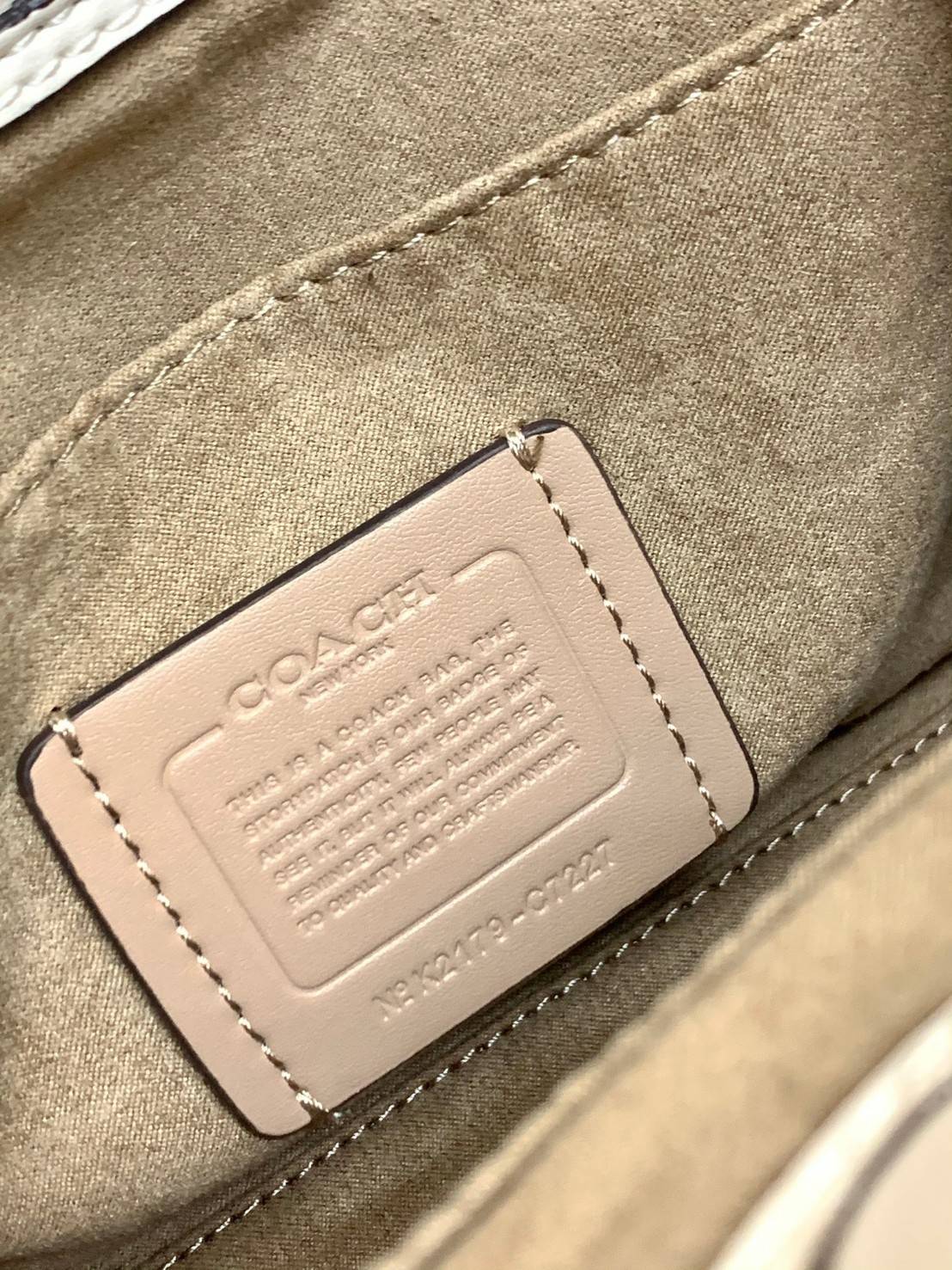 น้องเข้าใหม่ ไม่มีไม่ได้แล้ว ต้องรับไปดูแลเลยค่าา❤️ COACH MINI PEPPER CROSSBODY IN SIGNATURE ((C7227)) 📣พร้อมส่งที่ น้องใหม่ล่าสุดค่าา! กระเป๋าสะพายครอสบอดี้ร์ หรือหิ้วออกงานก็สวยไม่น้อยทีเดียวค่ะ หนังแท้นิ่มสวย หูหิ้วและด้านข้างกระเป๋าทำลา