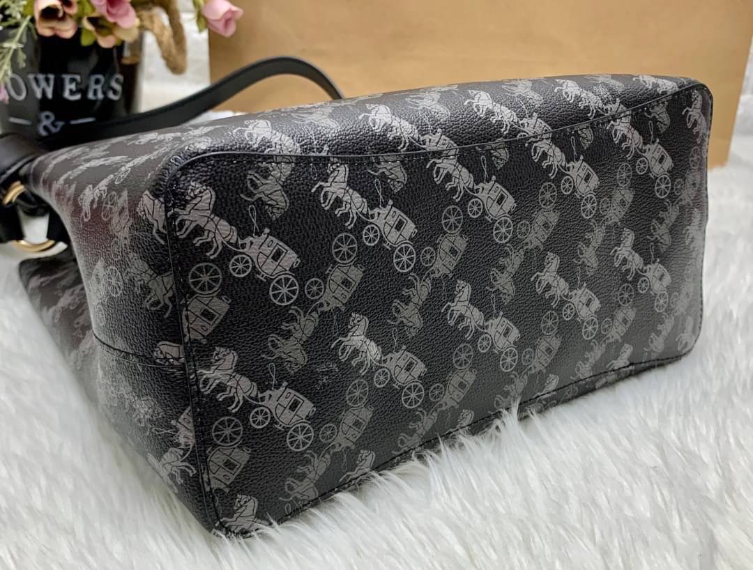 COACH TOWN BUCKET BAG WITH HORSE AND CARRIAGE PRINT ((2081-236)) 🔺กลับมาแล้ว ตามคำเรียกร้องค่ะ! กระเป๋าคล้องไหล่//สะพายข้างได้ วัสดุ pvc อย่างดี หนังนิ่มป่องพองตัวสวยงาม ลายรถม้าทั้งใบค่ะ ภายในกระเป๋าแบ่งเป็น2ช่องหลัก เปิดปิดแบบกระดุมแม่เหล็ก ภายใ