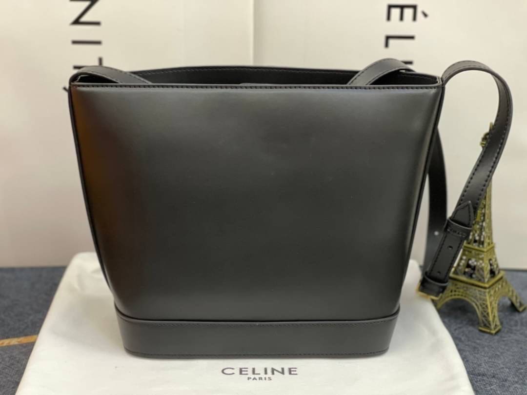หนังแท้ CELINE SMALL BUCKET CUIR TRIOMPHE IN SMOOTH CALFSKIN / CELINE BUCKET BAG CUIR TRIOMPHE พร้อมส่งที่ไทย คอลเลคชั่นใหม่ ฮิตข้ามปี กับกระเป๋าสะพายทรงถัง ใช้งานง่ายที่สุด สายสะพายในตัว ปรับใช้ได้เลย วัสดุหนังวัว เรียบหรู ผู้ดีไปอีก โดดเด่นด้วยโลโก้เอกล