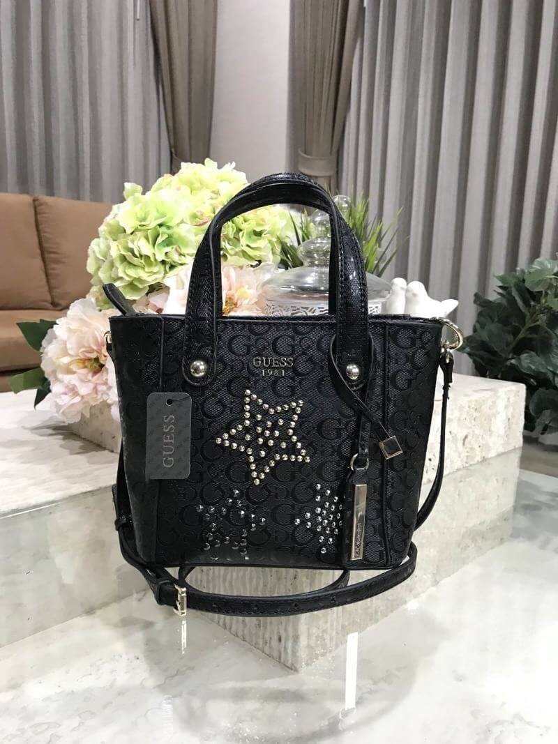 GUESS DELANEY MINI CROSS BODY BAG WITH STAR กระเป๋าถือหรือสะพาย size mini วัสดุ pu. ดีไซน์สวย ประดับอะไหล่เงินรูปดาว น้ำหนักเบา ด้านหน้าประดับ โลโก้พร้อม TAG ห้อยที่หูหิ้ว ถอดเเยกได้ เปิดปิดด้วยซิป สะดวกใช้ ภายในมีโลโก้ ช่องซิป และช่องเล็ก ใส่ wallet ยาว,