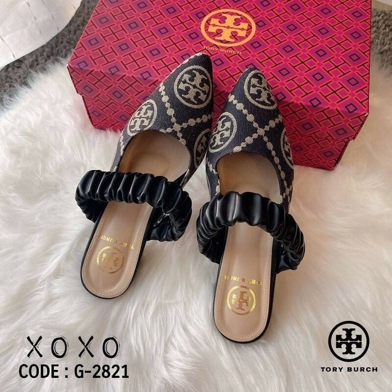 Tory Burch งานสวมหน้าวี วัสดุผ้าทอลายแบรนด์ ด้าบนแต่งสายคาดย่น สวบเก๋ รุ่นนี้ใส่แล้วขาดูเรียวยาวเพิ่มขึ้น แมทส์ชุดง่าย น้ำหนักเบา