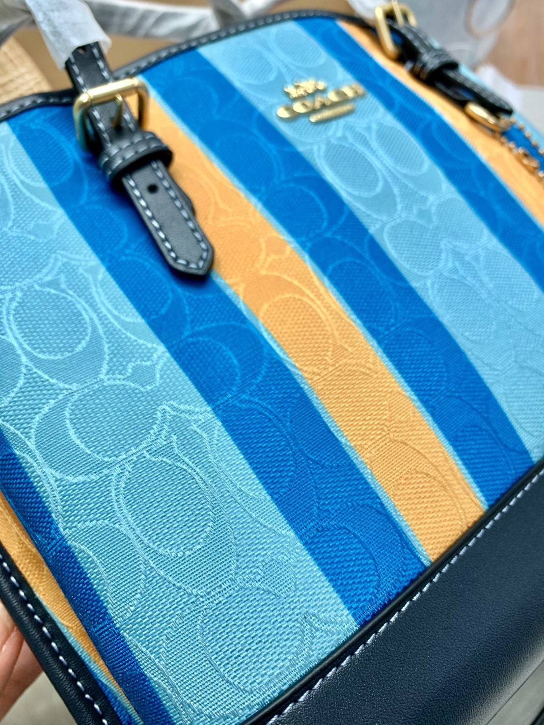 COACH C4086 MOLLIE TOTE 25 IN SIGNATURE JACQUARD WITH STRIPES แจกความสดใสด้วยลุคคัลเลอร์ฟูล กระเป๋าทรงโท้ท มินิไซส์ ตกแต่งลายเอกลักษณ์ถักทออยู่บนผ้า jacquard ตัดกับลายเส้นสีสันสวยงาม ลงตัวไม่ซ้ำใคร ภายในเป็นช่องโล่ง มีช่องซิปกลางใส่ของได้ ขนาดกำลังดีแบบใส