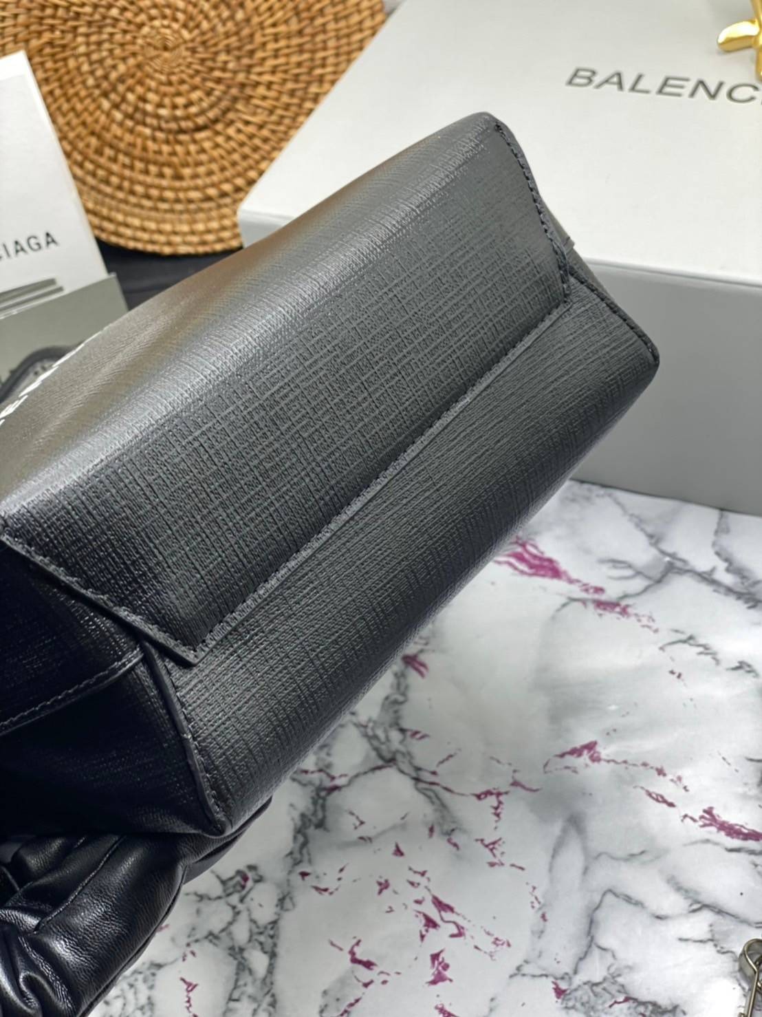 หนังแท้ BALENCIAGA XXS TOTE / Balenciaga shopping tote xxs พกกระเป๋าช้อปปิ้ง ไปทุกที่ในฤดูกาลนี้ ดีไซน์ที่ใช้ได้ทุกวันตั้งแต่หนังแบบมีเท็กซ์เจอร์ ภาพสินค้าถ่ายจากงานขายจริง ใช้งานต่างประเทศได้