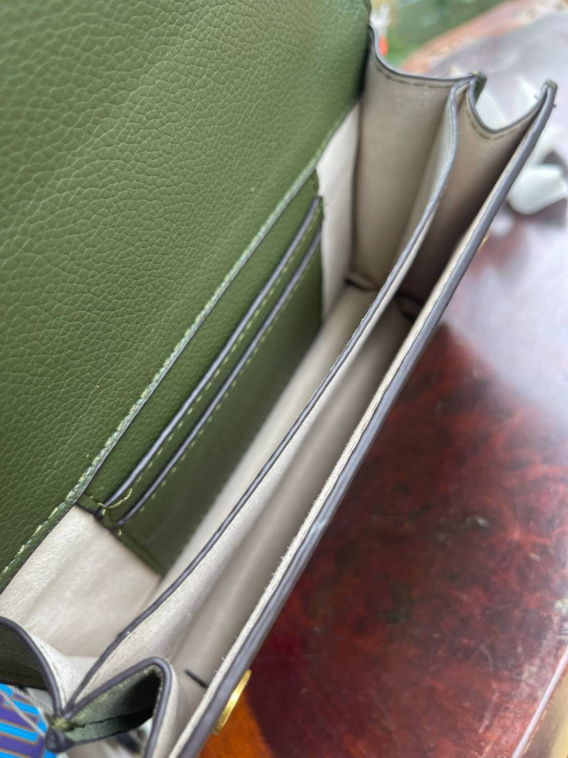 Tory burch miller mini bag หนึ่งในแบรนด์เนมยอดฮิตระดับโลกที่สายแฟชั่นตัวจริงต้องมีสักใบในตู้ เพราะเป็นแบรนด์ที่เหล่าบรรดาเซเลปและดาราใช้กันเยอะมาก รุ่นก็เป็นอีกหนึ่งใบที่คุ้มค่าคุ้มราคามากค่ะ ด้วยดีไซน์กึ่งทางการ กึ่งลำลอง จึงใช้งานได้หลายโอกาส แม้จะมีขนา