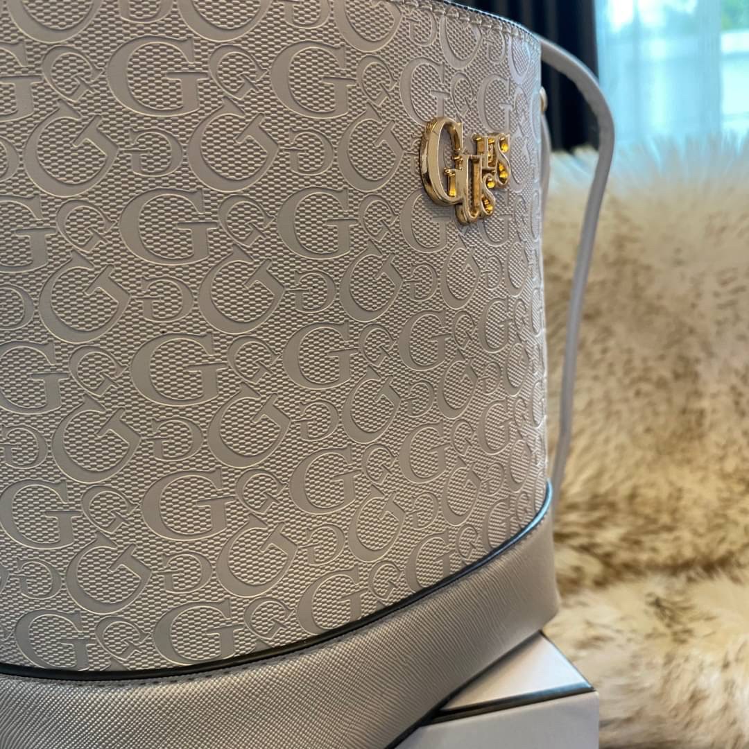 Guess Agata Bucket Handbag กระเป๋ารุ่นใหม่ล่าสุดทรงถังสุดน่ารัก พิมพ์ลายรอบใบ วัสดุ Saffiano PU คุณภาพดี นิ่ม น้ำหนักเบา ด้านหน้าประดับด้วยโลโก้แบรนด์สวยโดดเด่น เปิด-ปิดด้วยเชือกหนังใช้หูรูดปลายเชือกประดับอะไหล่ทองสะดวกใช้ ด้านในโล่งกว้างมีช่องเล็กสำหรับใ