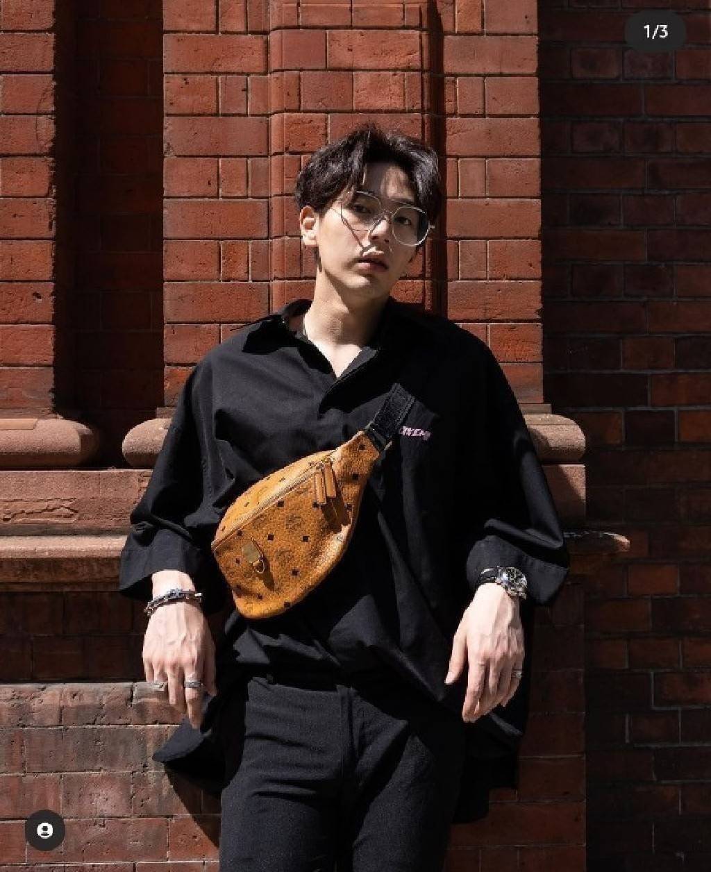 M.C.M FURSTEN BELT BAG IN VISETOS กระเป๋าคาดอกยอดฮิต หนุ่มๆสาวๆใช้ได้ไม่มีเบื่อ รุ่นขายดี ลายวิเซโต้เอกลักษณ์ ทั้งสปอร์ตและดูหรูในตัว ใช้งานง่าย ได้ทุกลุค วัสดุหนังแคนวาสคุณภาพดี มีช่องซิปหลัก และซิปด้านหลังกระเป๋า ภายในเป็นช่องโล่งบุผ้าซับอย่างดี รุ่น un