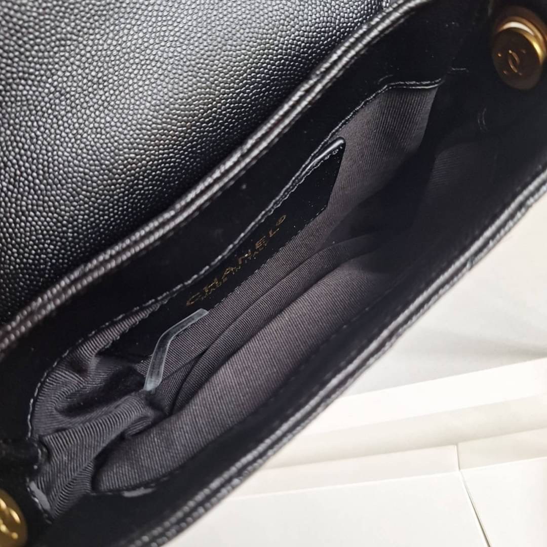 CHANEL VIP CROSSBODY CHAIN BAG กระเป๋าทรงครอสบอดี้ ที่กำลังมาแรงมาในตอนนี้ หนังพียูพรีเมี่ยมลายคาเวียร์ อะไหล่ทองวินเทจทั้งใบ ด้านหน้าประดับโลโก้หนูสุดหรู