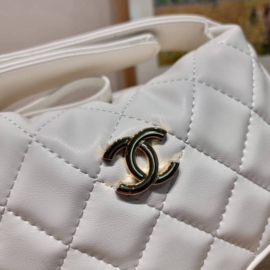 Chanel Pouch Hot item 2023 กระเป๋าสะพายกึ่งพอช ใบเล็กน่ารักน่าใช้ ถือไปไหนก็อัพลุคปัง วัสดุหนังแกะ สัมผัสนิ่มมือ หูจับในตัว ปรับได้อีกเล็กน้อย มาพร้อมสายสะพายโซ่