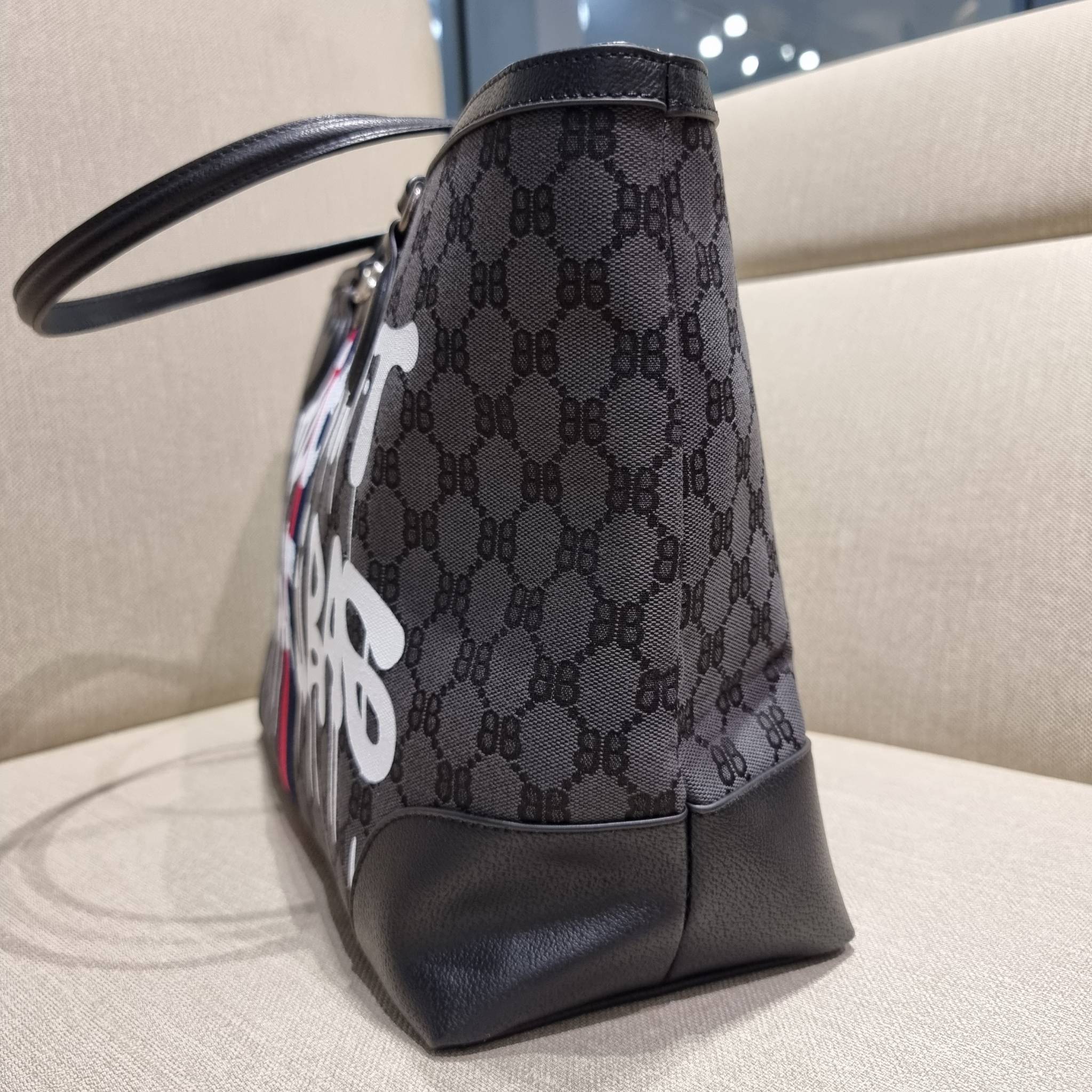 GG×BALEN MEDIUM OPHIDIA TOTE สุดครีเอท กับกระเป๋าช้อปปิ้งทรงโท้ท ใบใหญ่ สุดคุ้ม!! โดดเด่นด้วยลวดลายเพ้นท์กราฟฟิตี้ วัสดุผ้าแคนวาส ตัดแต่งเล่นขอบด้วยหนังแท้ ภายในโล่งกว้างมาก ใส่ของได้สบาย หิ้วไปเที่ยวต่างจังหวัด สะพายไปต่างประเทศตามใจ!! เลิศตรงที่ดีไซน์ใบ